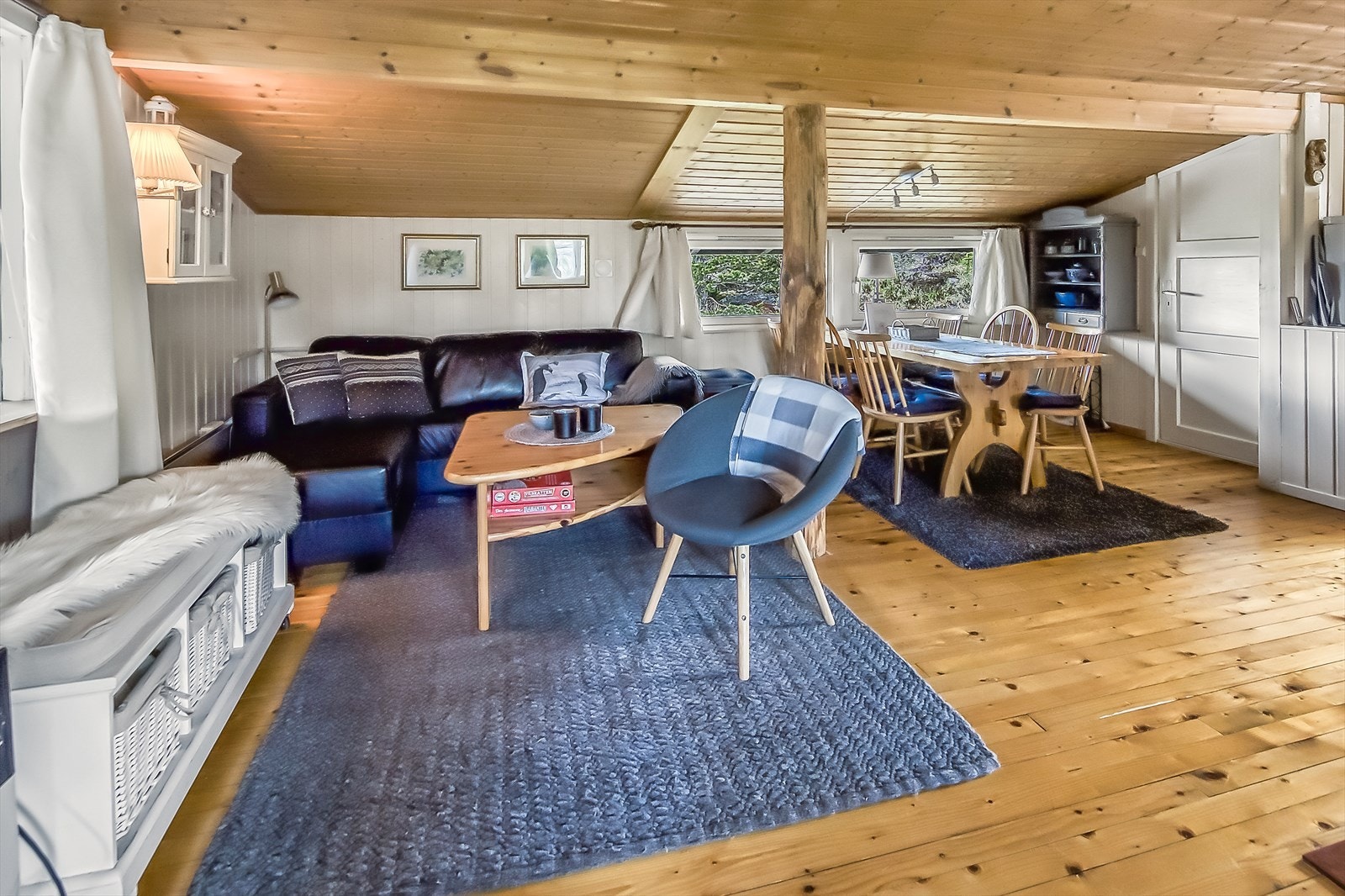 Stue/kjøkken har blitt seksjonert inn med møbler. Inventar medfølger salget. Galleribilde