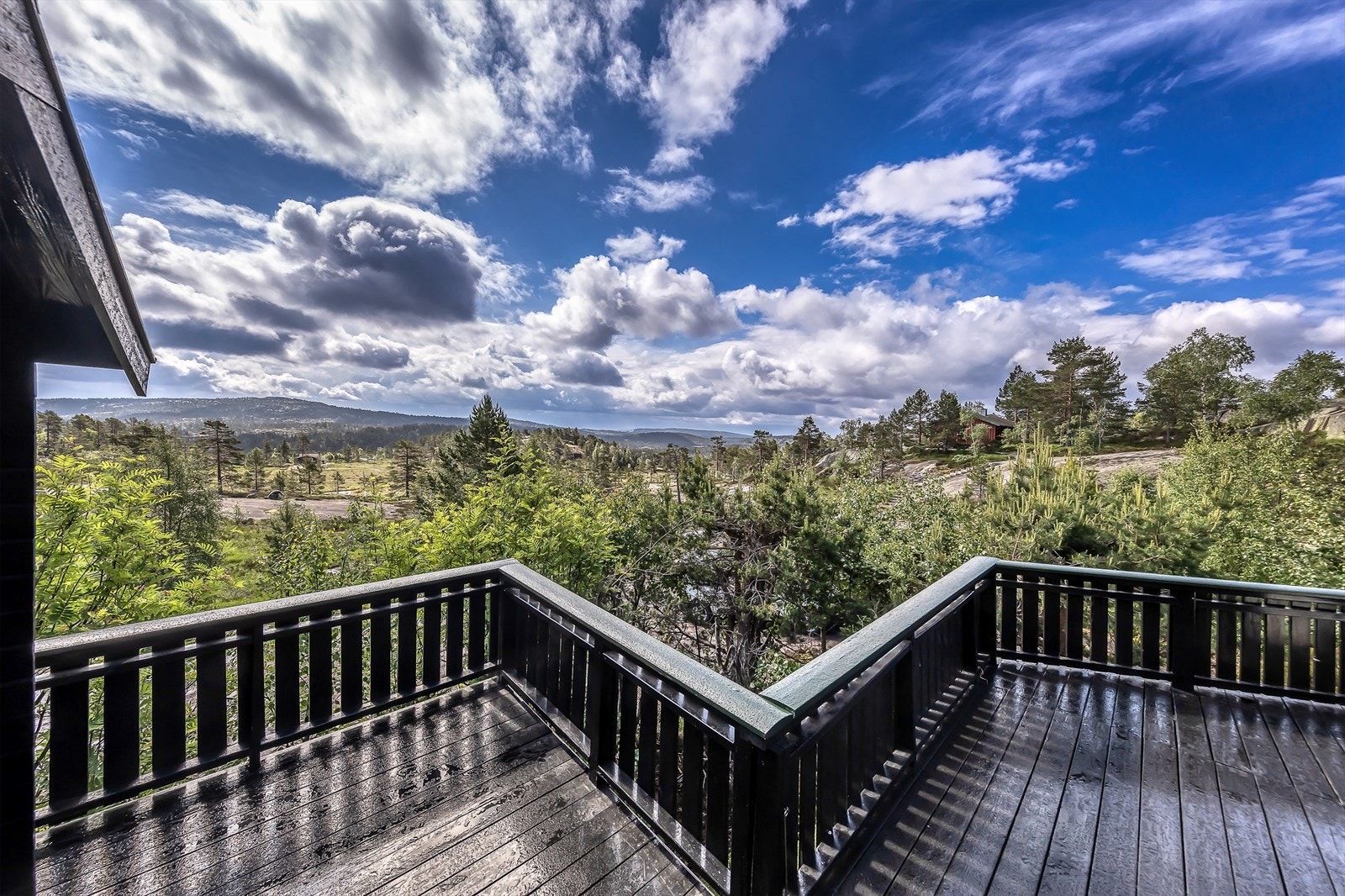 Utsikt fra den solrike verandaen. Hytta er ideell for de som ønsker å oppleve enkelhet og ro, og for de som ønsker å nyte utendørsaktiviteter som fotturer, fiske eller skogsturer samt vinteraktiviteter. Galleribilde