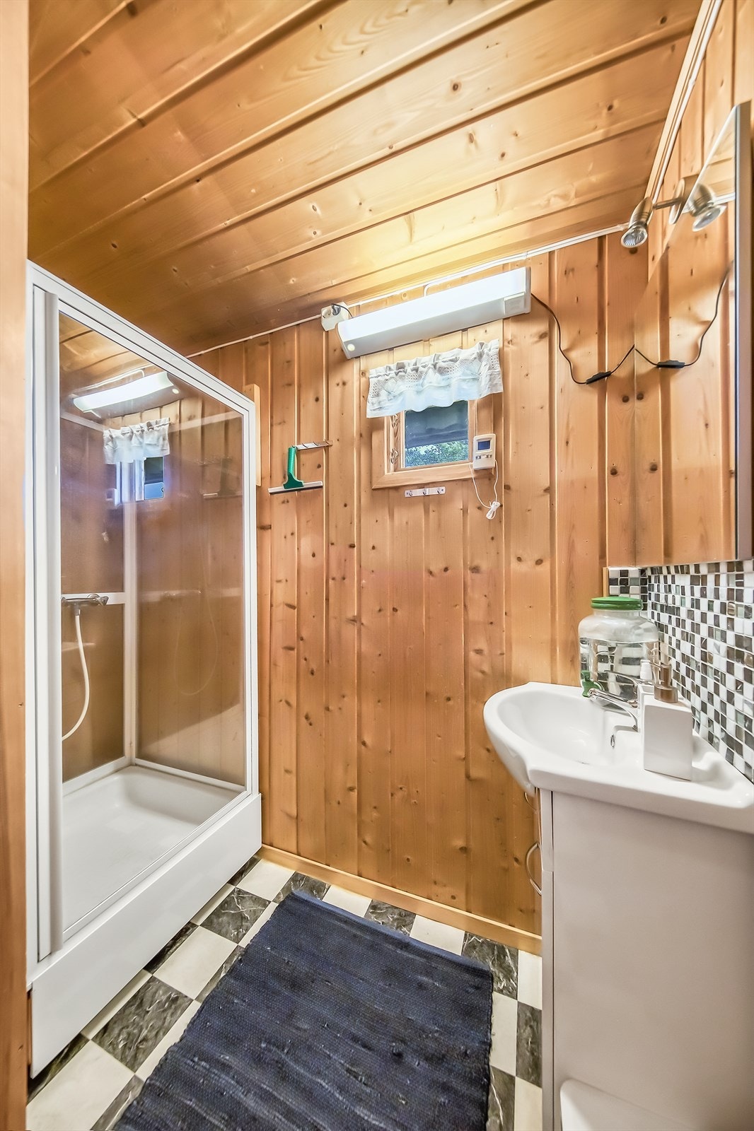 Det er i hytta tilrettelagt med enkelt trykkvannsystem fra vanndunke. Dusjkabinett med pumpe. Galleribilde