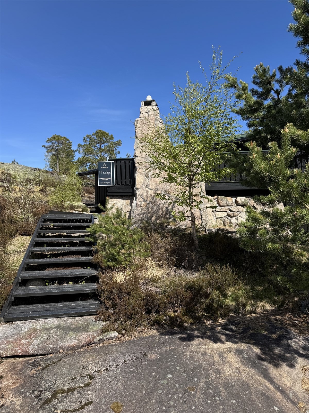 Hytta ligger fint for seg selv. Det er luftig mellom hyttene. Galleribilde