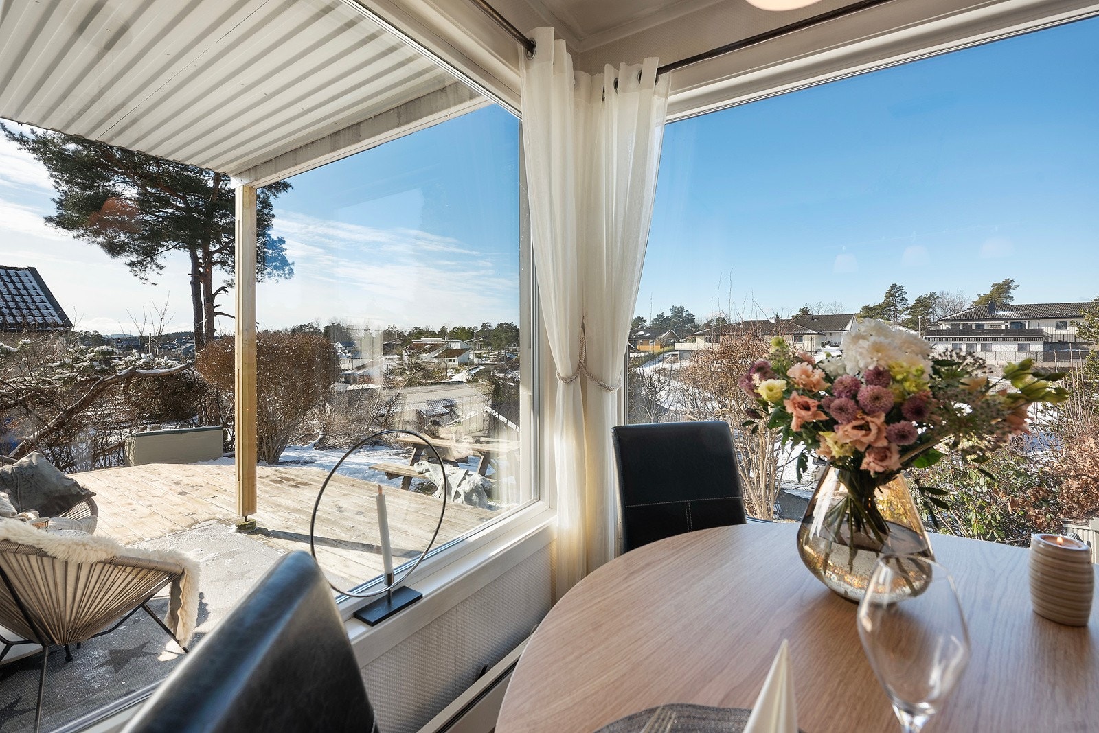 Hyggelig utsyn fra spisestue Galleribilde