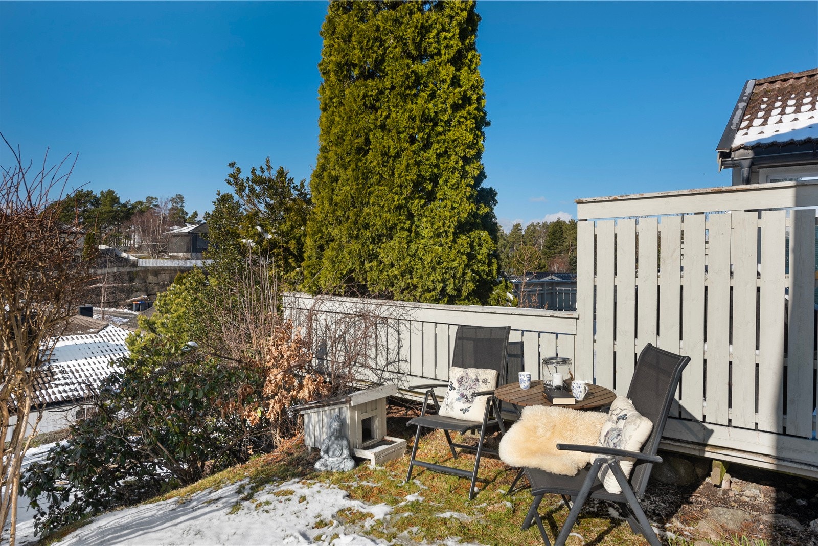 Her kan man nyte sol og fint utsyn - veldig usjenert og lunt Galleribilde