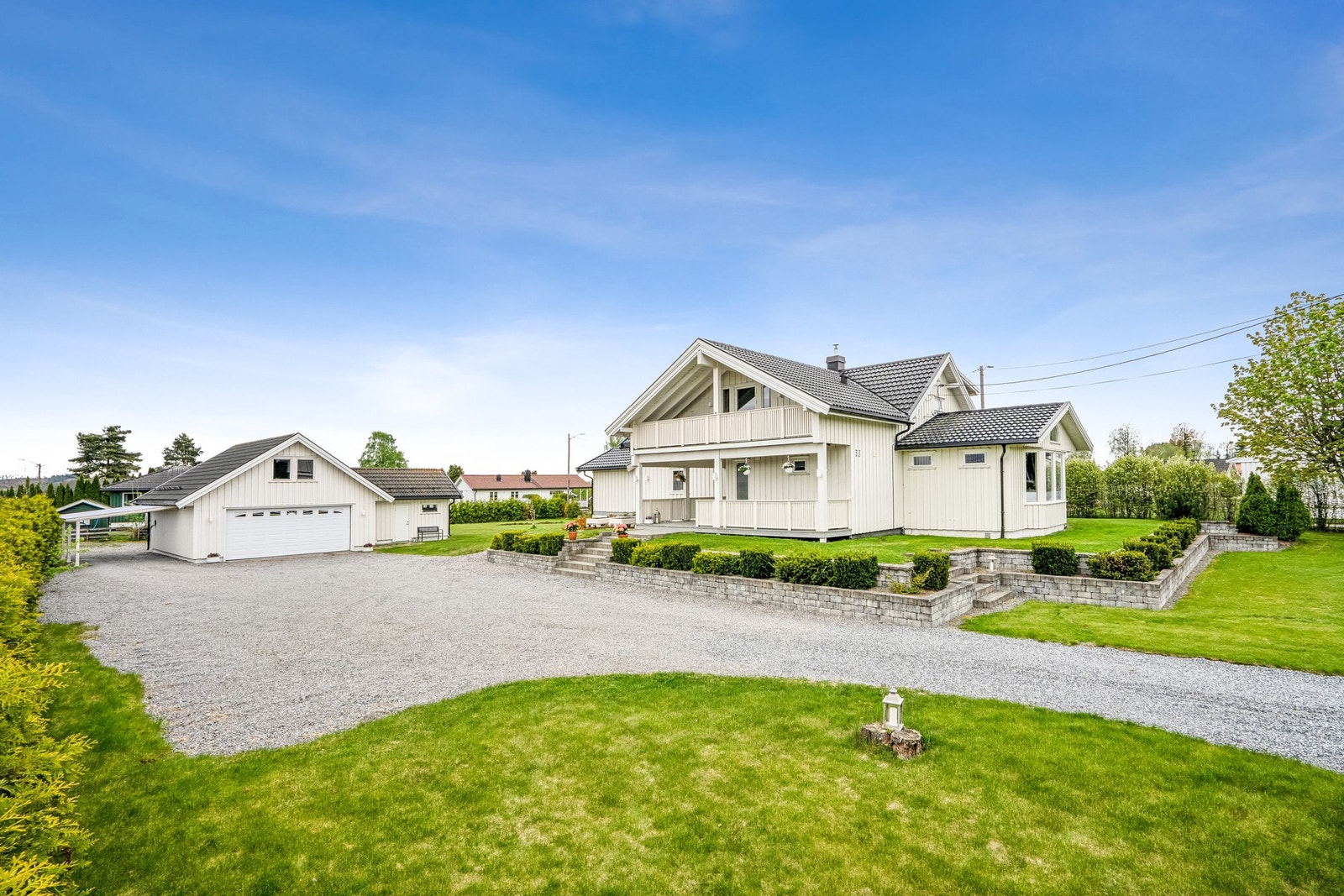 EIE eiendomsmegling v/ Julie Fredheim Maudal har gleden av å presentere denne lekre eneboligen med villapreg i Gamle Kongeveg 33! Galleribilde