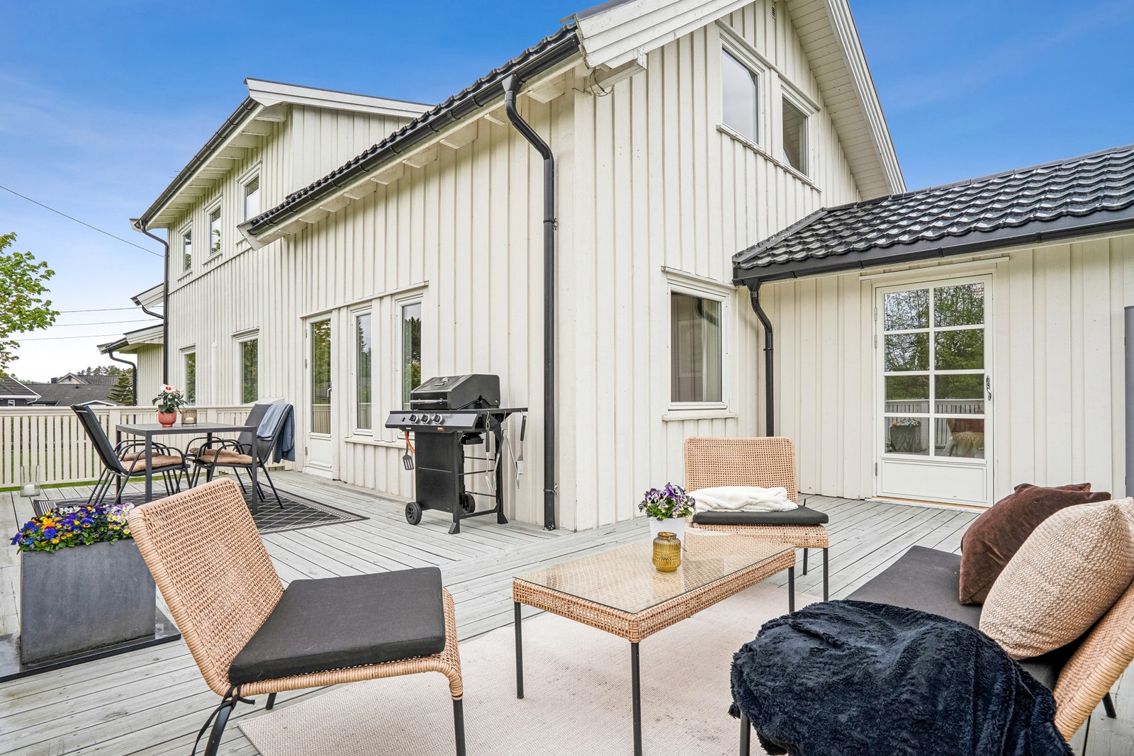 Stor terrasse med plass til diverse utemøbler slik som sittegruppe, spisebord, stoler og grill. Galleribilde