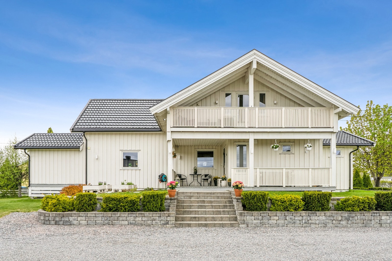 Boligen gir et godt førsteinntrykk med trapp av brostein. Galleribilde