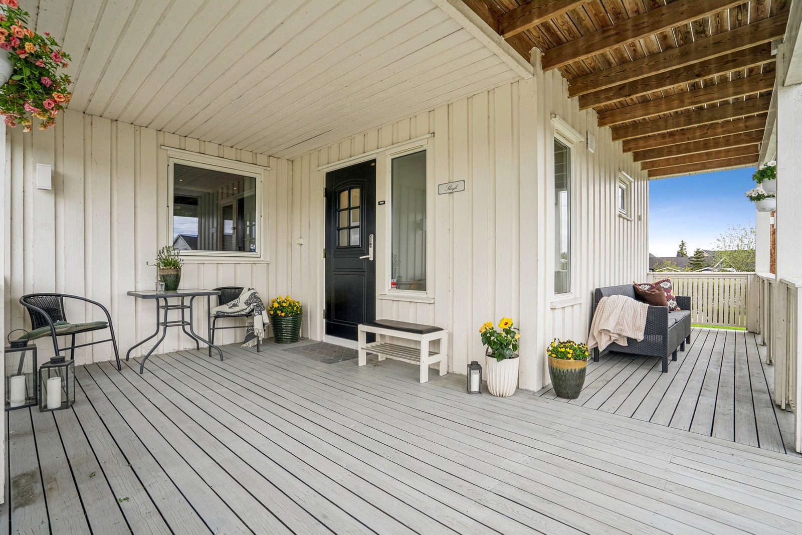 Velkommen hjem! Stort og flott inngangsparti hvor morgenkaffen kan nytes. Galleribilde