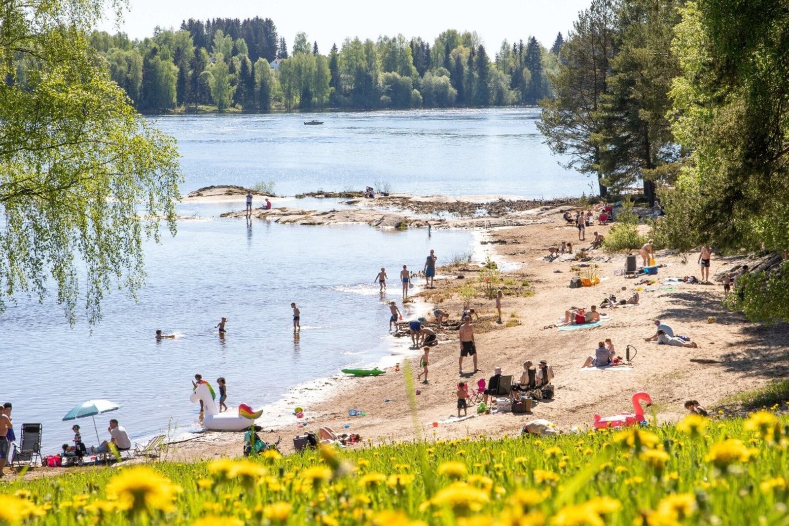 Den faktastiske Daskerudstranda ligger kun 15 minutters gange og 3 minutter med bil fra boligen. Dette er den perfekte plassen til å kunne nyte litt soling og bading om sommeren, både for store og for små. Foto: Erik Røseid. Galleribilde