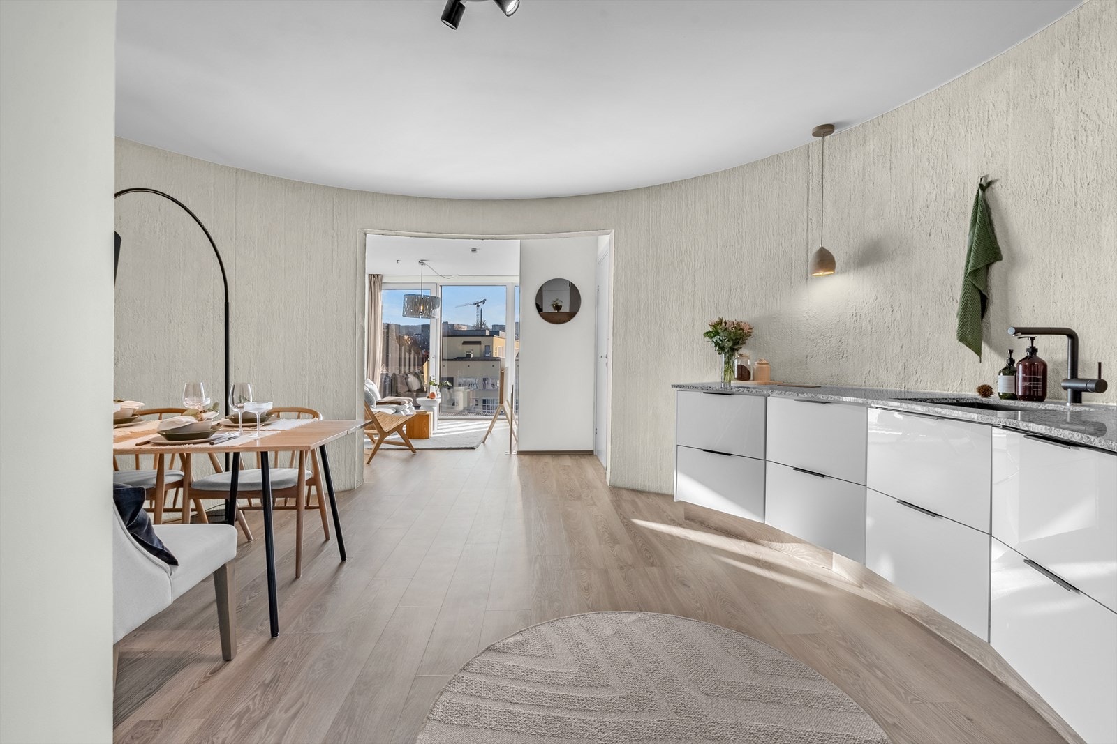 Lekker Epoq kjøkkeninnredning og steinbenkeplate med åpen løsning i stuen (2022). Galleribilde