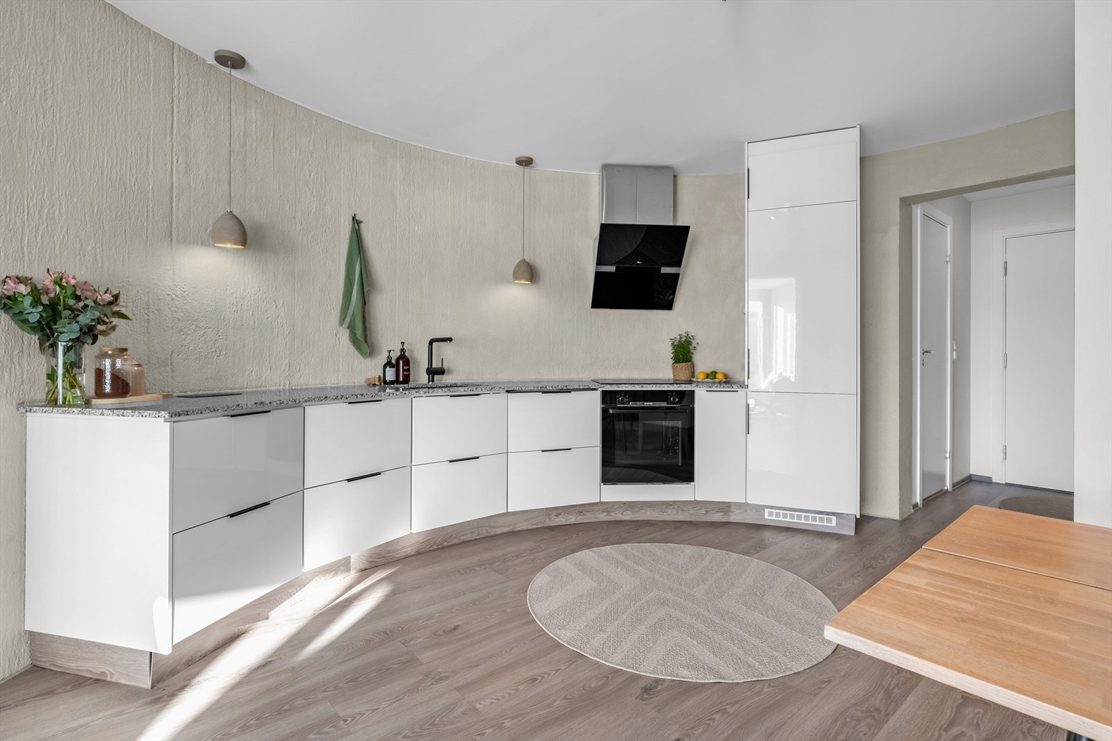 Kjøkkenet ble spesialtilpasset leiligheten. Galleribilde