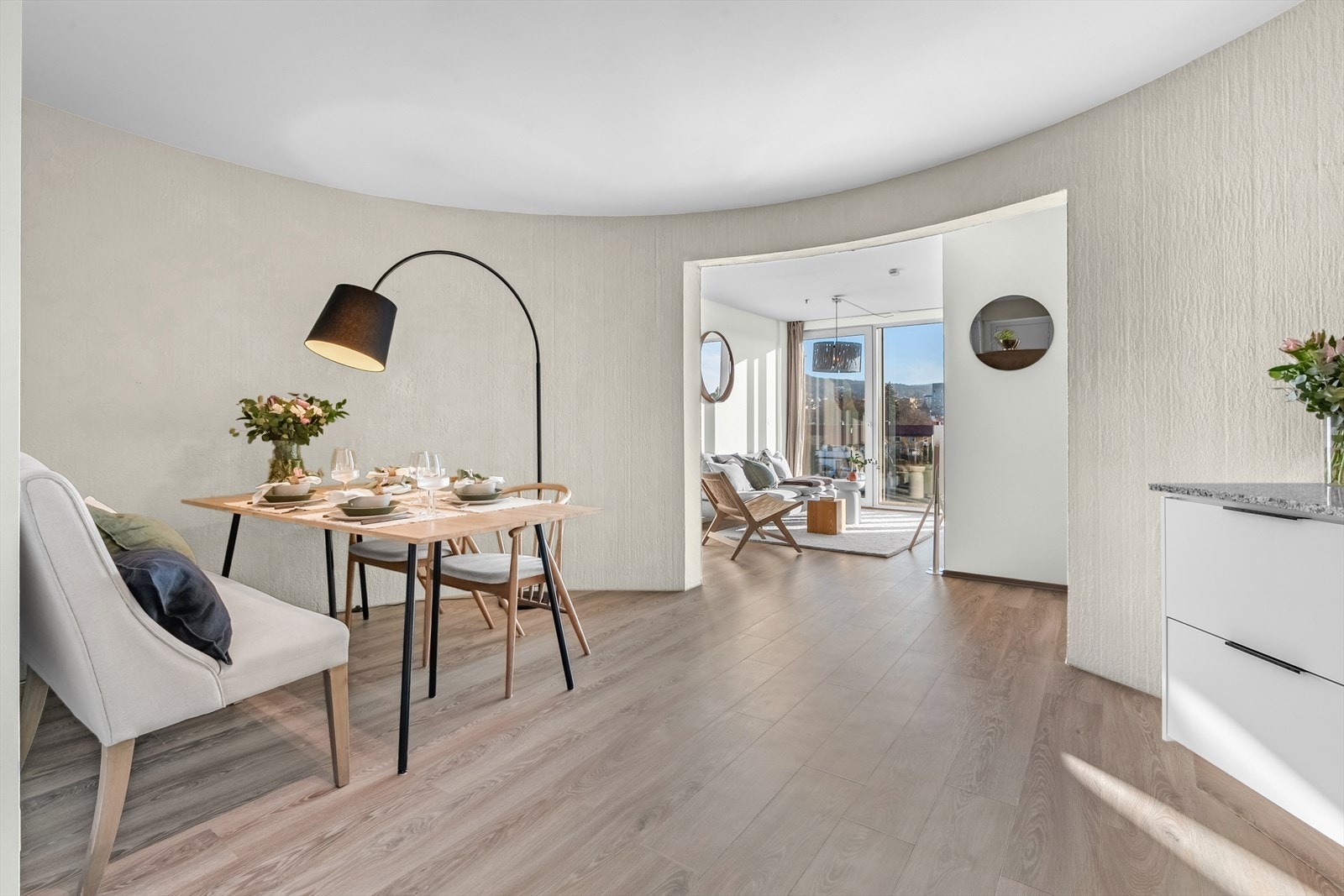 Kjøkkenet ligger i delvis åpen løsning mot stuen, men oppleves likevel som en separat sone. Galleribilde