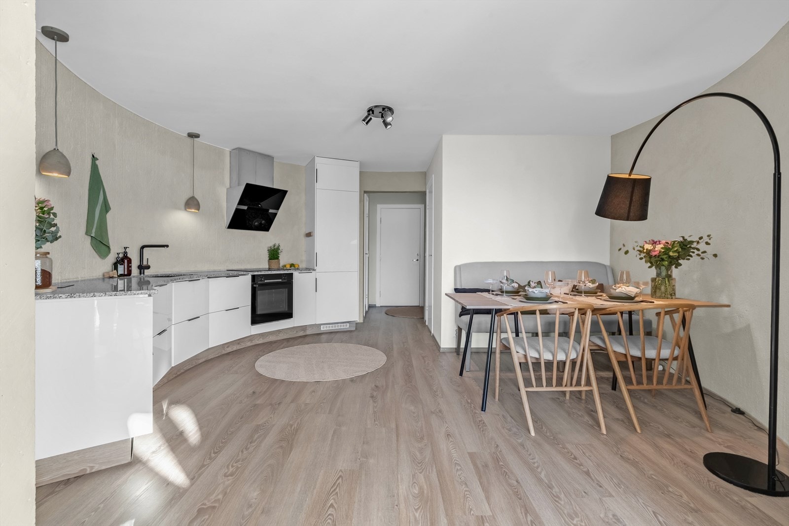 Her får du en romslig arbeidsflate som gjør matlagingen både enkel og inspirerende, samtidig som du har god oversikt og effektiv utnyttelse av arealet. Galleribilde