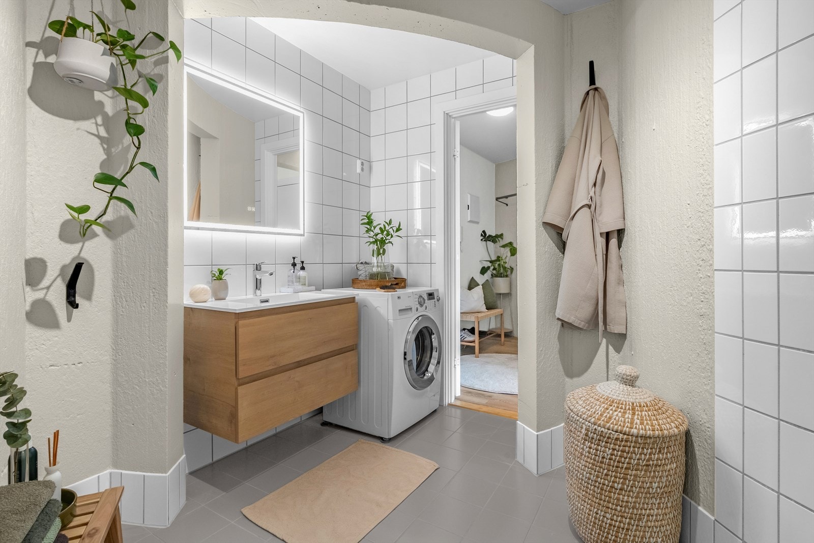 Pent, flislagt og delikat baderom. Ny baderomsinnredning (2025) med glatte, folierte fronter og heldekkende servant. Galleribilde