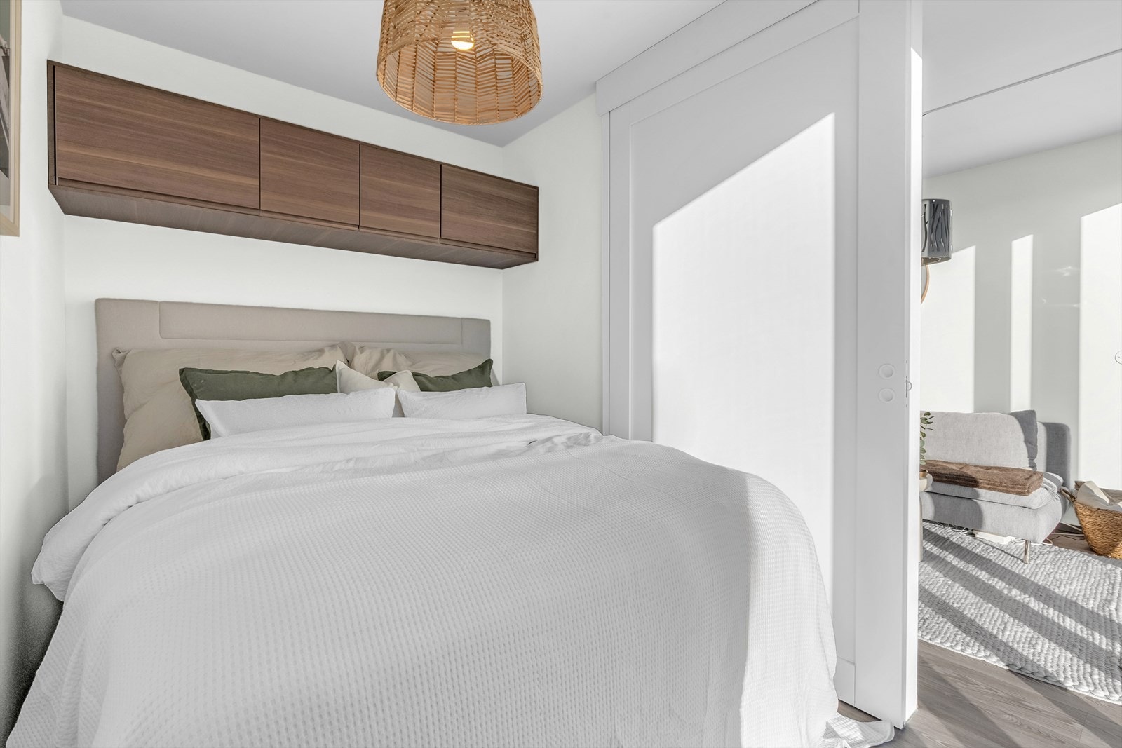 Leiligheten byr på et luftig soverom med god plass stor seng og garderobeløsninger i walk-in-closet (bod bak soverommet) eller i skap over sengen. Galleribilde