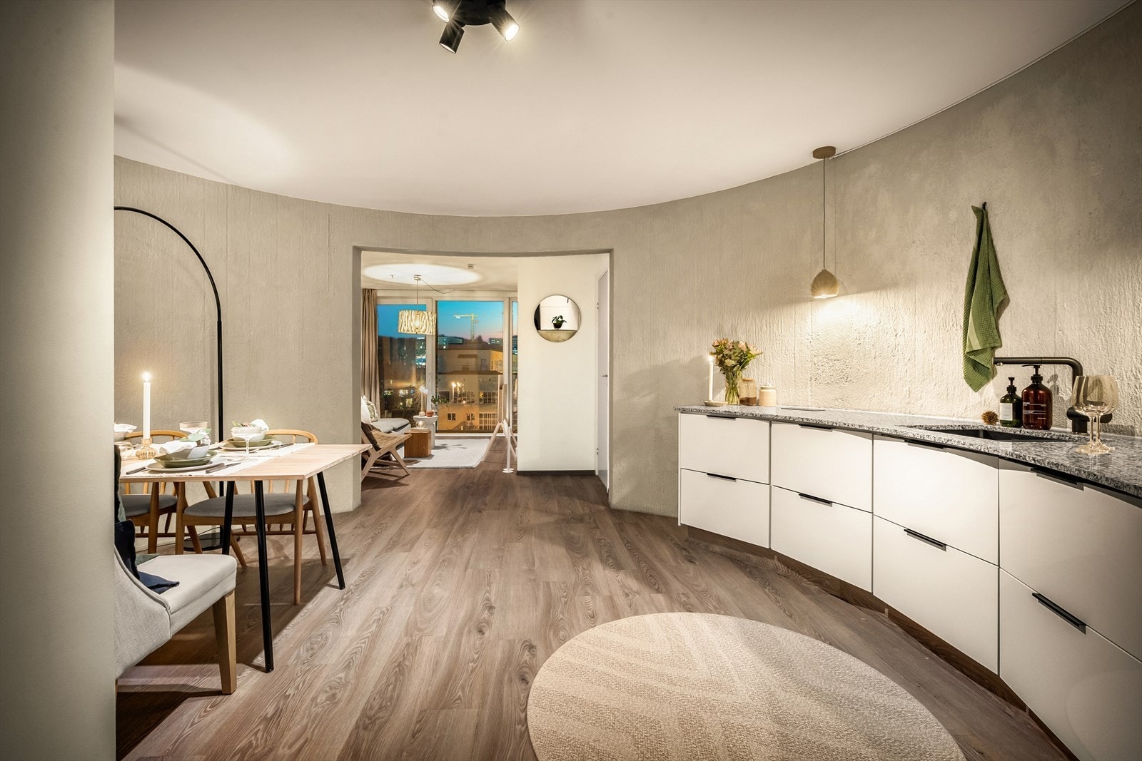 I tillegg er det plass til et langbord -perfekt for morgenkaffen, en rolig start på dagen eller en uformell middag i godt selskap. Galleribilde