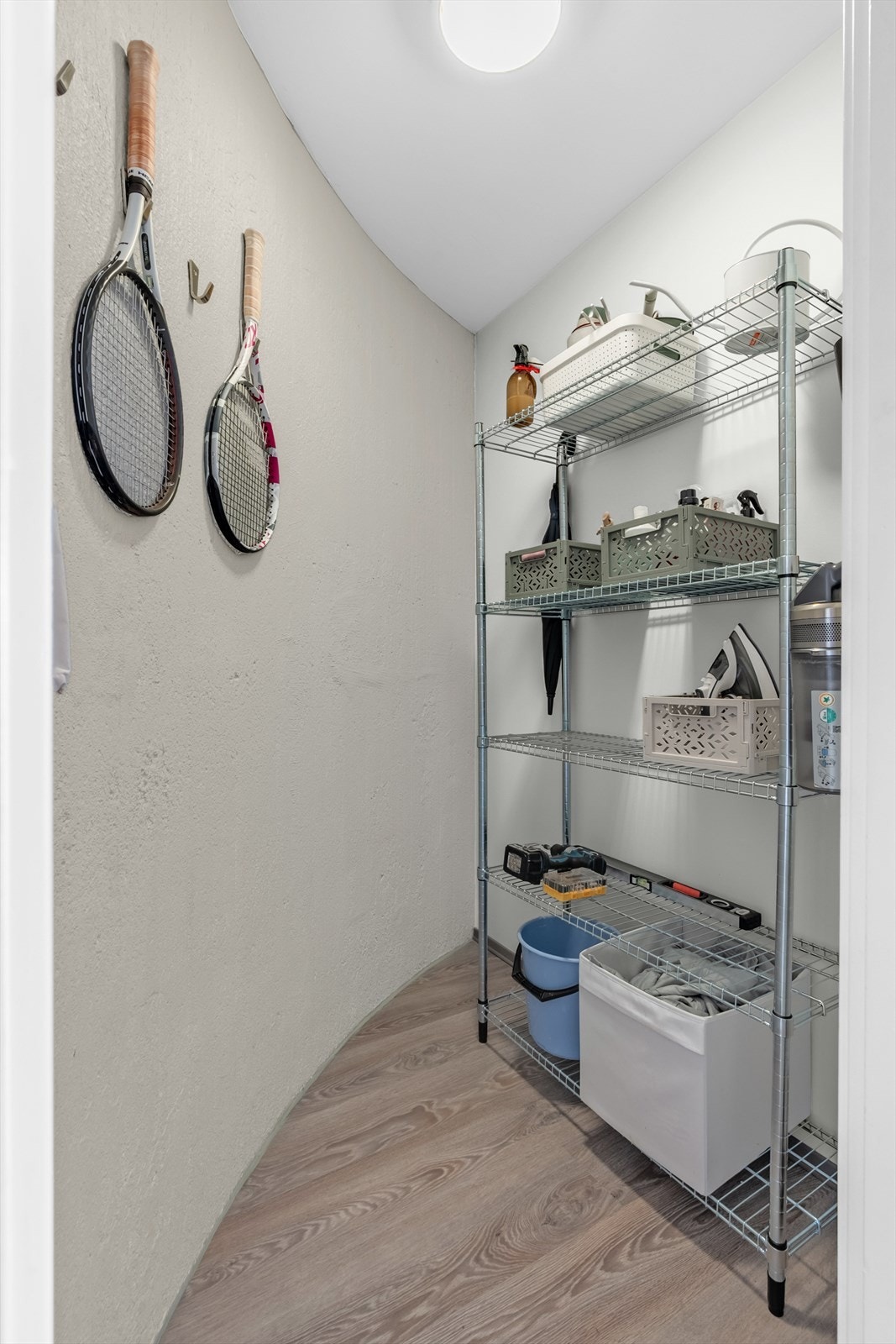 Innvendig bod i gangen. Romslig, utvendig bod og innvendig bod gir deg ekstra oppbevaringsplass til sesongutstyr og annet du ønsker å ha lett tilgjengelig. Galleribilde