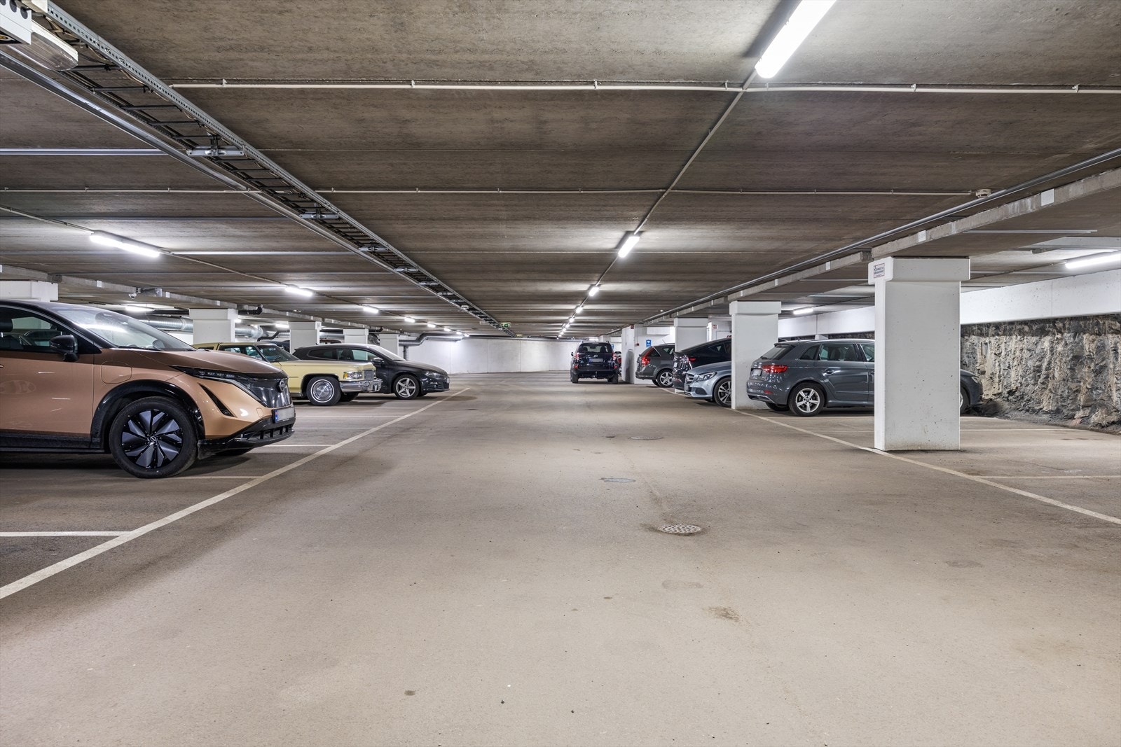 Det er mulighet for kjøp- eller korttidsleie av parkeringsplass i garasjeanlegget som driftes og eies av Garasjeanlegget Sinsen AS. Garasjeplassene er lagt ut for salg på Finn.no. Galleribilde