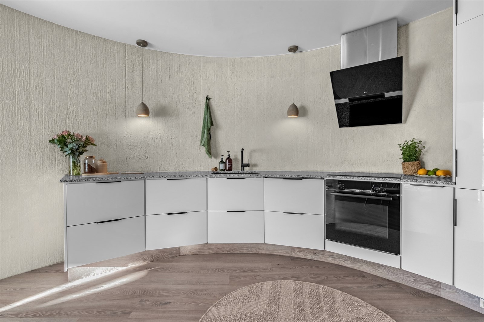 Glatte, folierte fronter. Nydelig steinbenkeplate med underlimt kum i rustfritt stål. Galleribilde