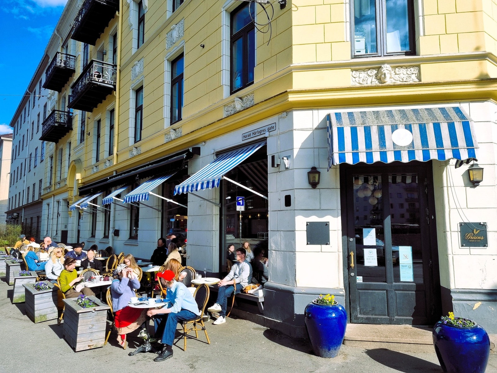 Populære Grains tilbyr både fransk bakverk og varme retter. Best i sola, men populær på vinterstid også med godt med sitteplasser inne. 1 minutt fra leiligheten. Galleribilde