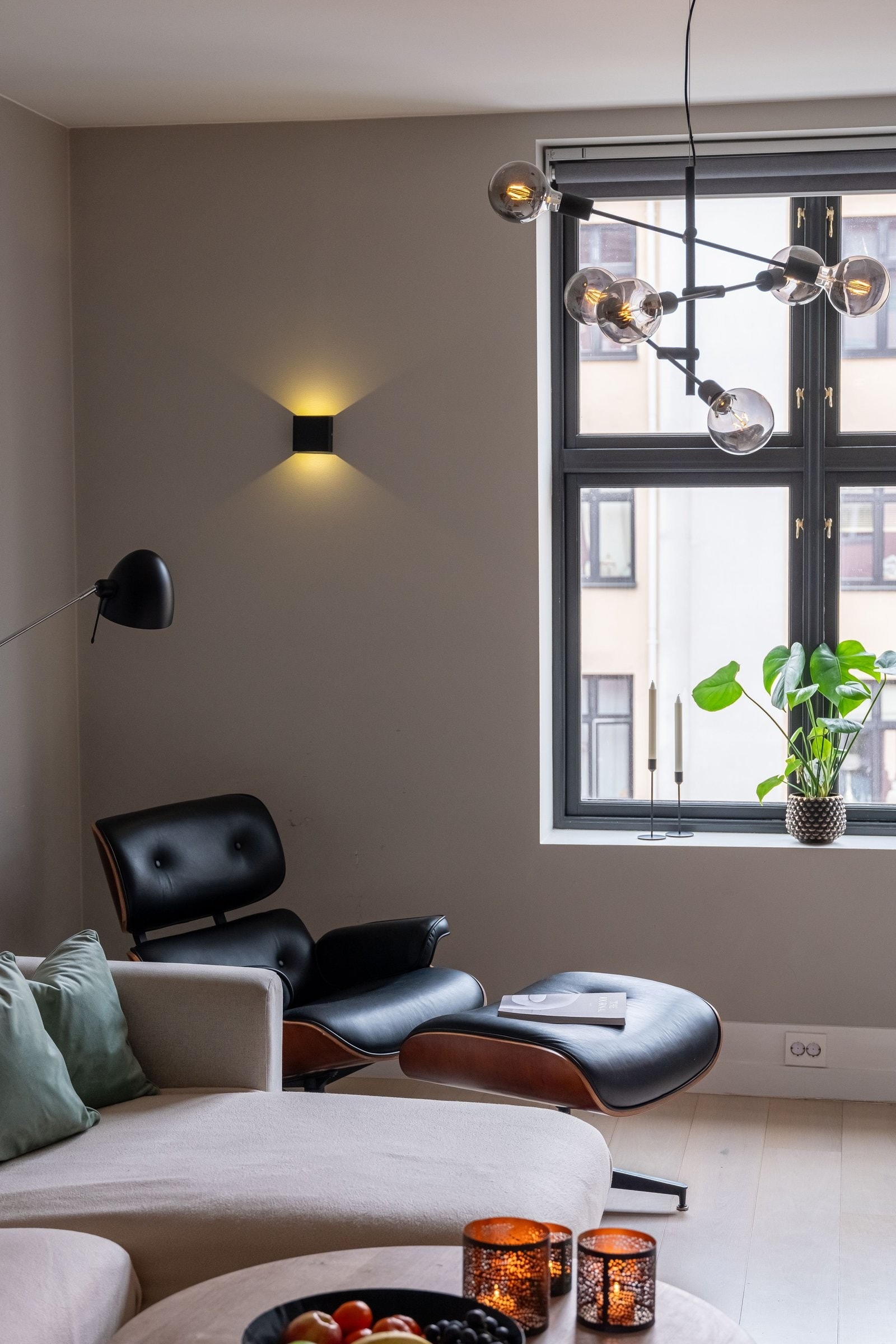 Fargepaletten i leiligheten er hvit lin, skyggeblå (entre) og ulike nyanser av mørk grå og dempet sort. Galleribilde