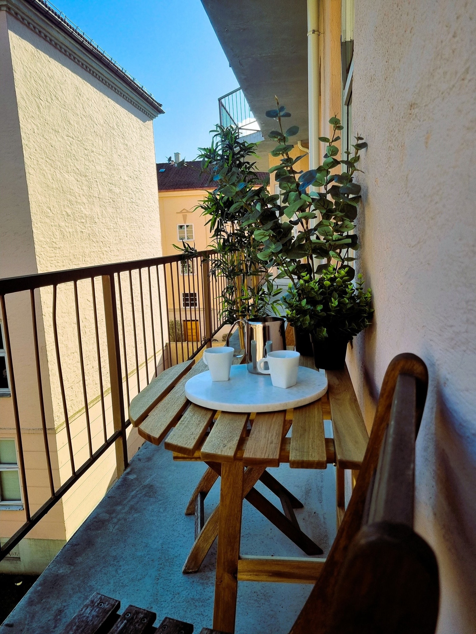 Hva med å starte dagen med kaffe på balkongen, gjerne med noen ferske croissanter fra den franske bistroen Grains på hjørnet. Her er det morgensol som varer til rundt kl.16 Galleribilde