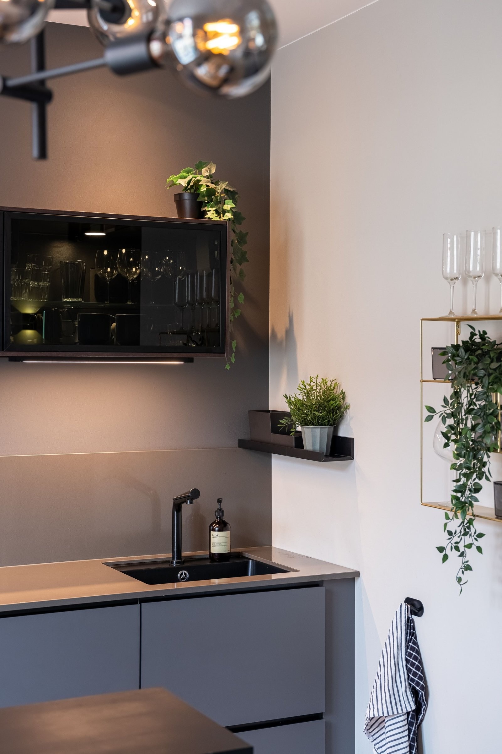 Dekorative og praktiske vegghyller. Galleribilde