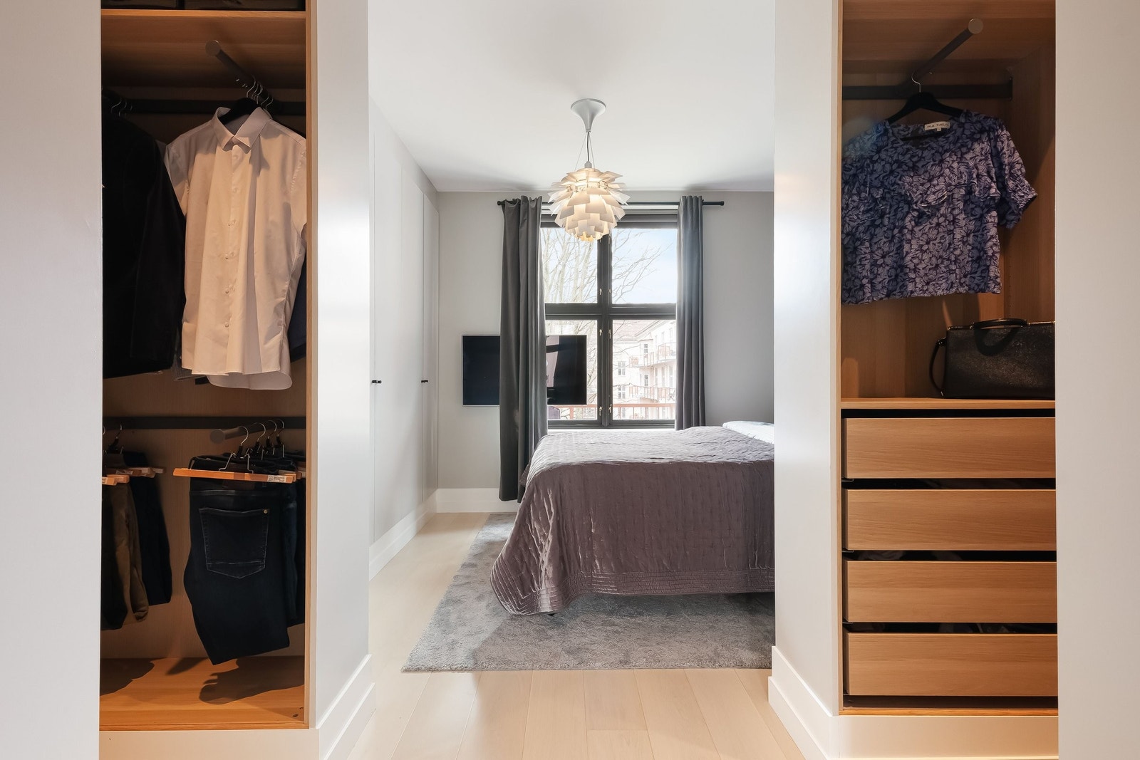 Velkommen inn til hovedsoverommet! Inneholder hele 7 meter med garderobe. Galleribilde