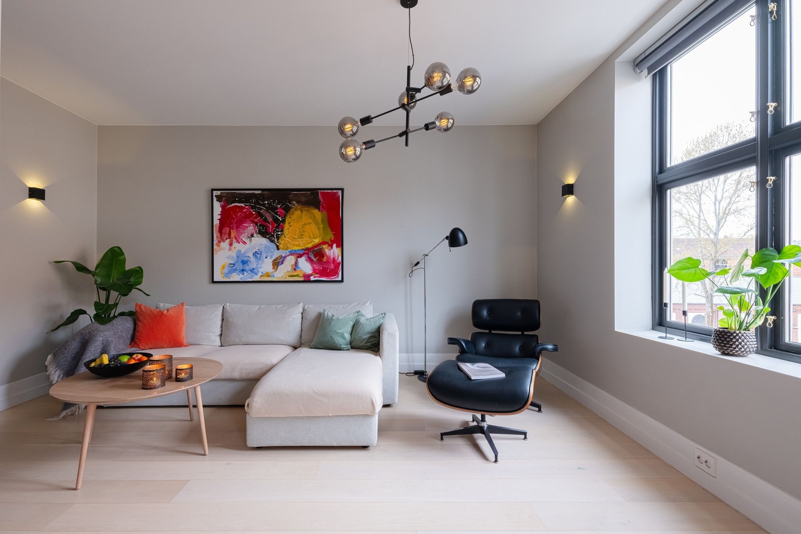 Romslig stue med god plass til både sofa og lenestoler. Galleribilde