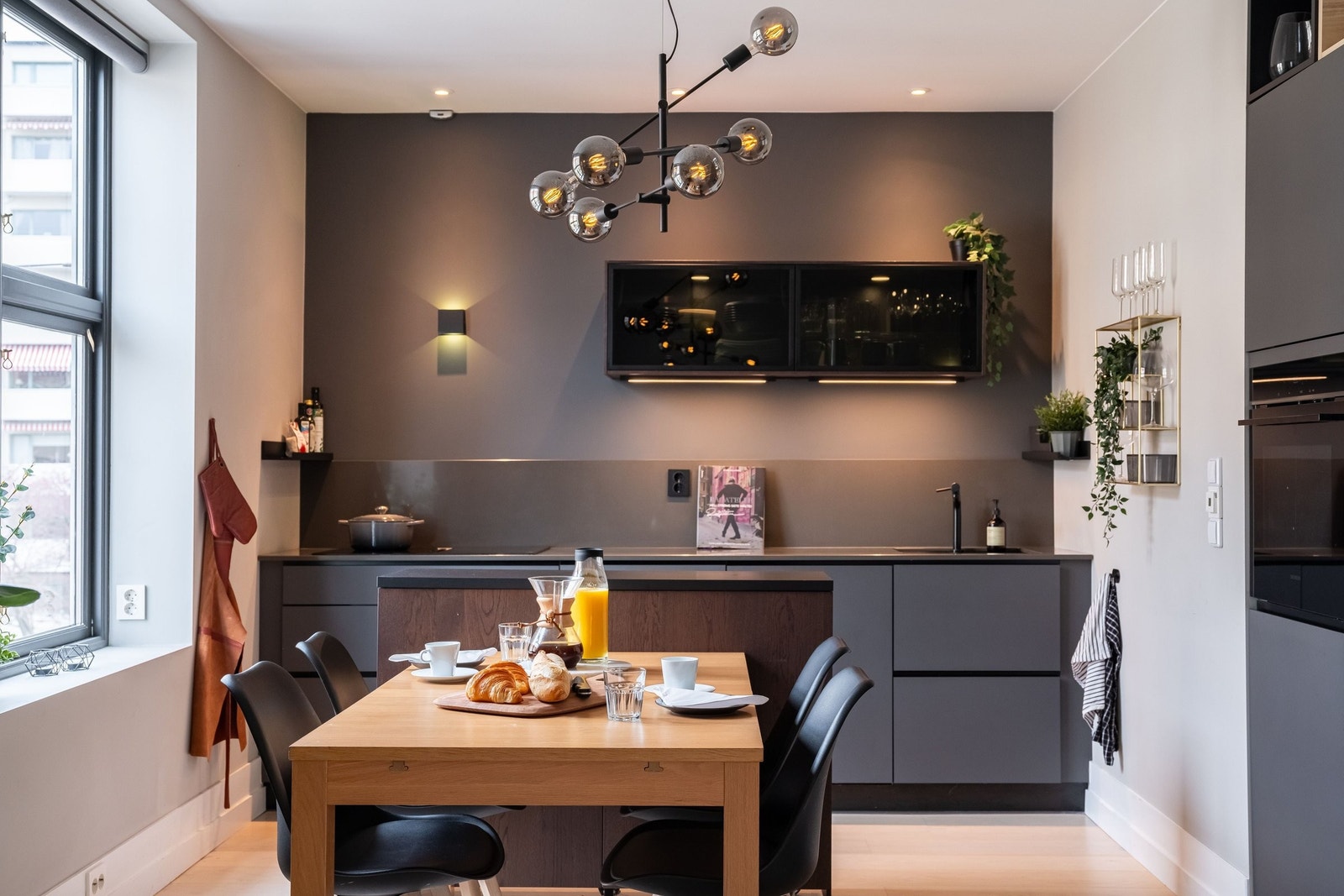Lekkert grått kjøkken av typen Prato fra Kvik. Kvalitets hvitevarer fra Siemens (platetopp m/integrert ventilator, ovn, kombiskap). Benkeplate og backsplash i stein (kvarts). Galleribilde