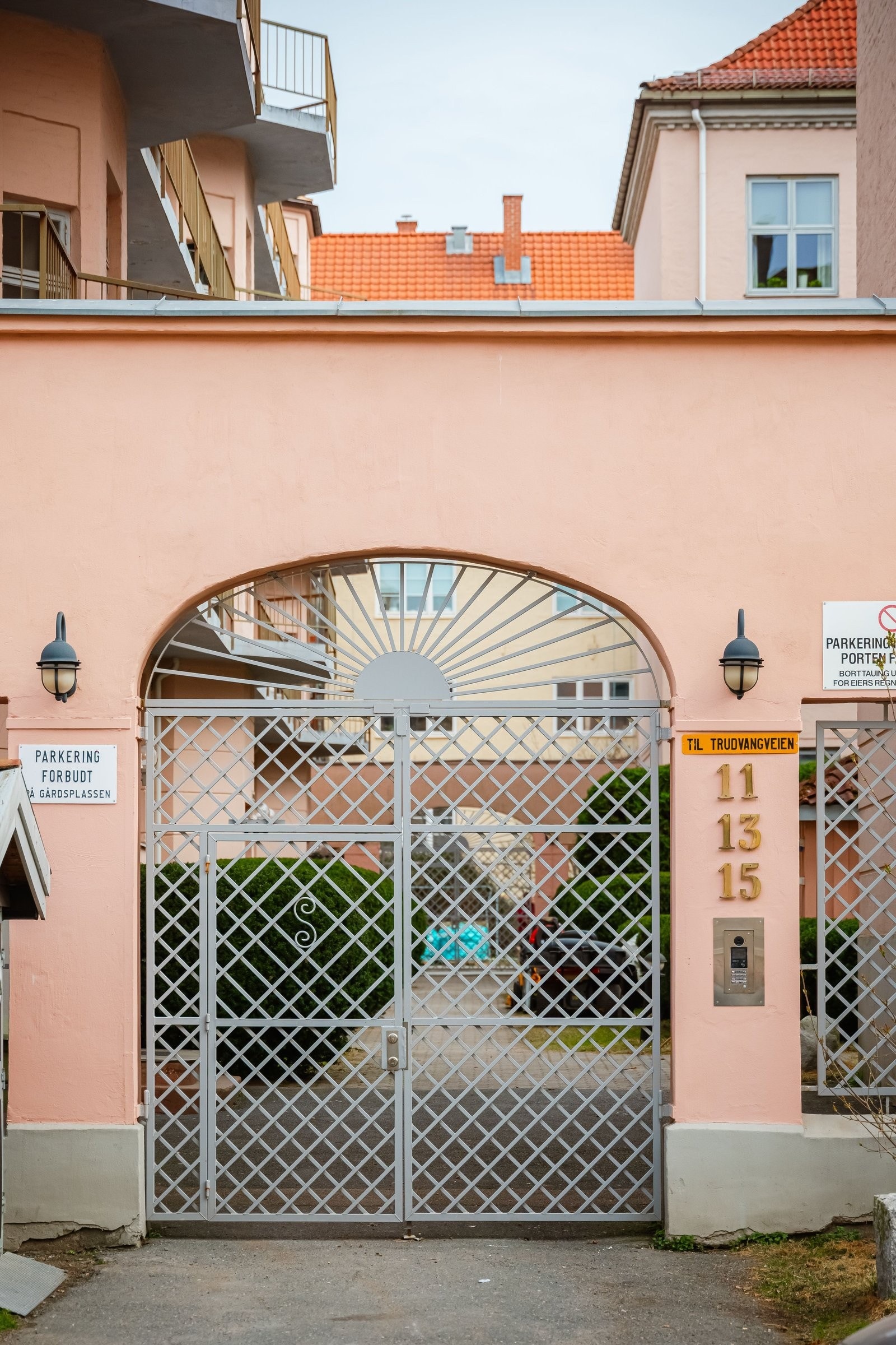 Flott stor port ønsker deg velkommen inn i bakgården. Bakgården er lukket rundt hele, noe som føles trygt og godt. Galleribilde
