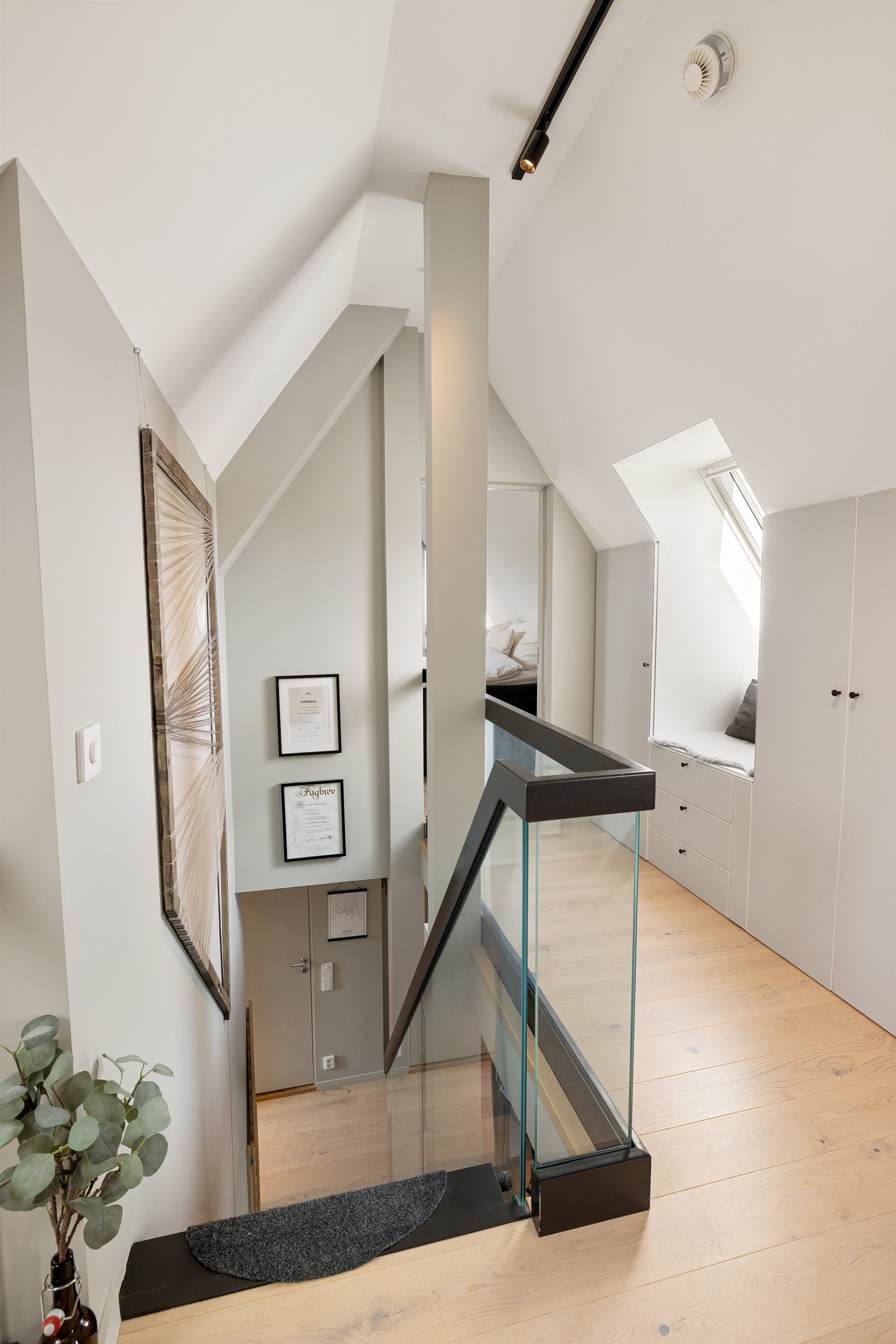 Fra entréen er det en stilig sortmalt trapp med rekkverk av glass opp til hemsen. Galleribilde