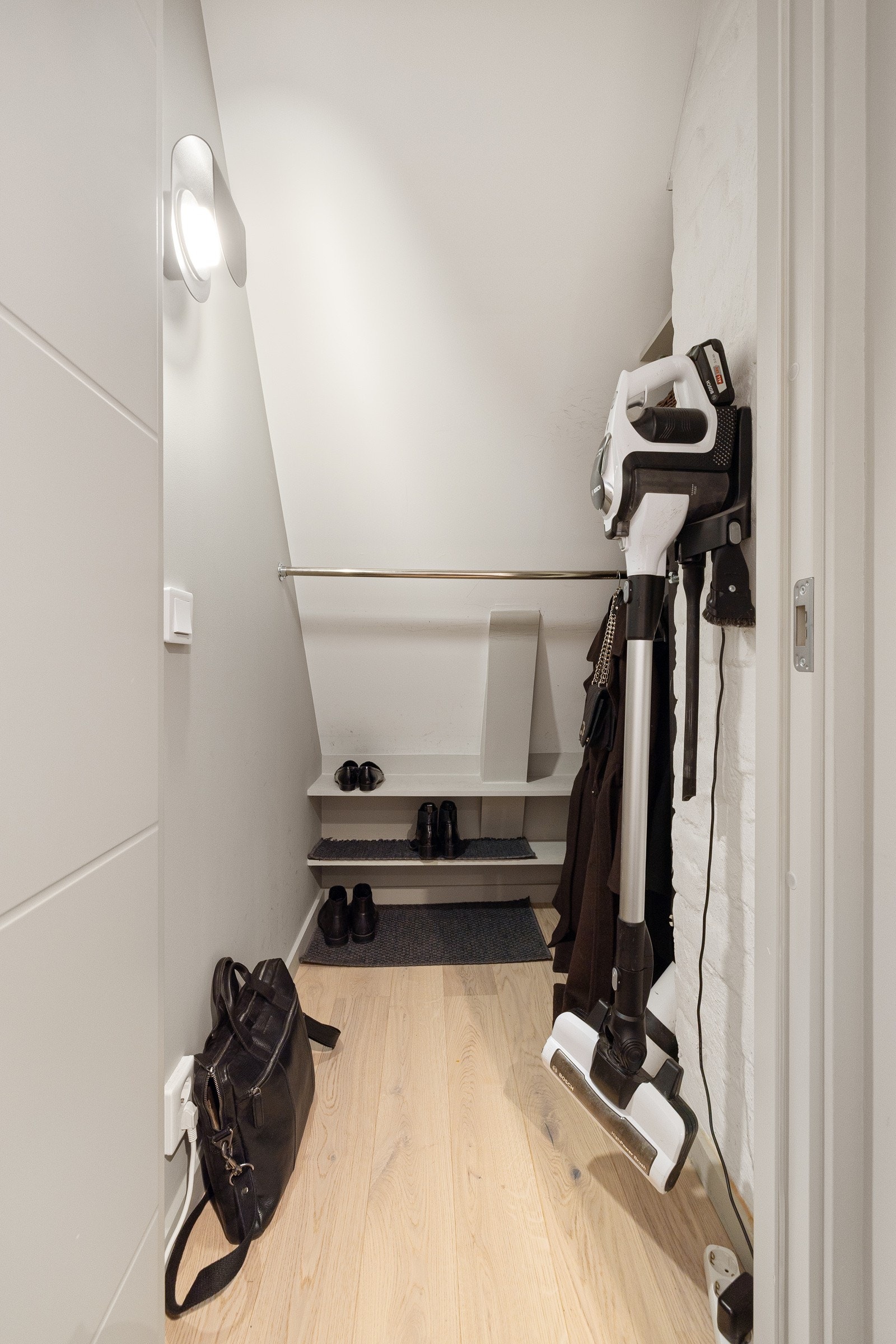 Fra entréen har du adkomst til en praktisk innvendig bod med gode lagringsmuligheter. Galleribilde