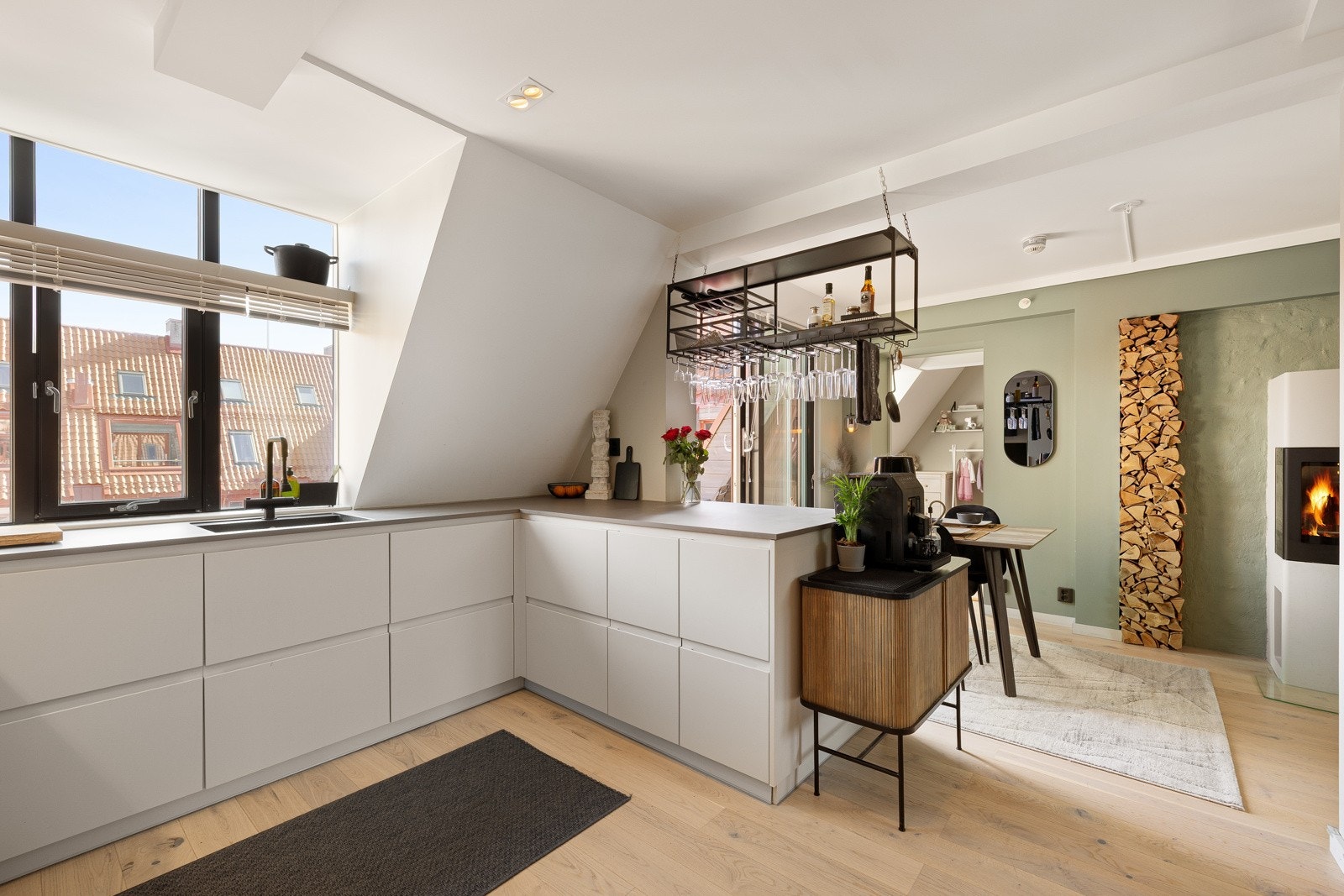 Kjøkkenet er fullt utstyrt med integrerte hvitevarer som medfølger i handelen. Integrerte hvitevarer som nedfelt induksjonstopp, stekeovn, oppvaskmaskin og kjøleskap med frysedel. Vegghengt kjøkkenventilator med mekanisk avtrekk. Galleribilde