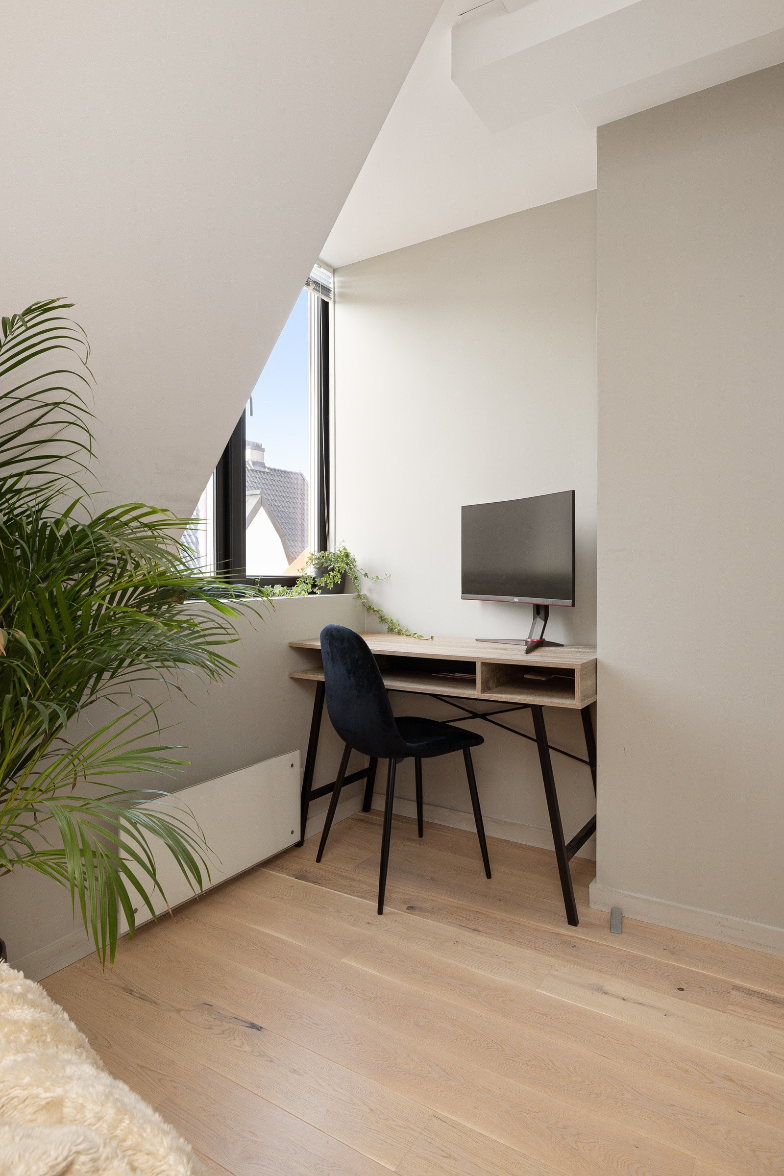 På soverommet er det naturlig plass til en kontorpult ved vinduet, samt en seng/sovesofa. Galleribilde