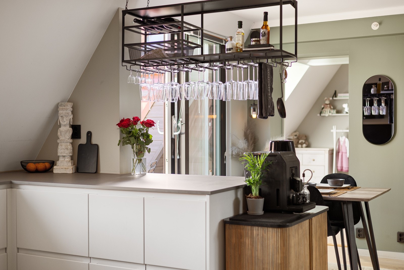 Høy standard med enstavs parkett på gulv, glatte lysmalte overflater, skjult elektrisk anlegg og downlights i himlingen. Galleribilde