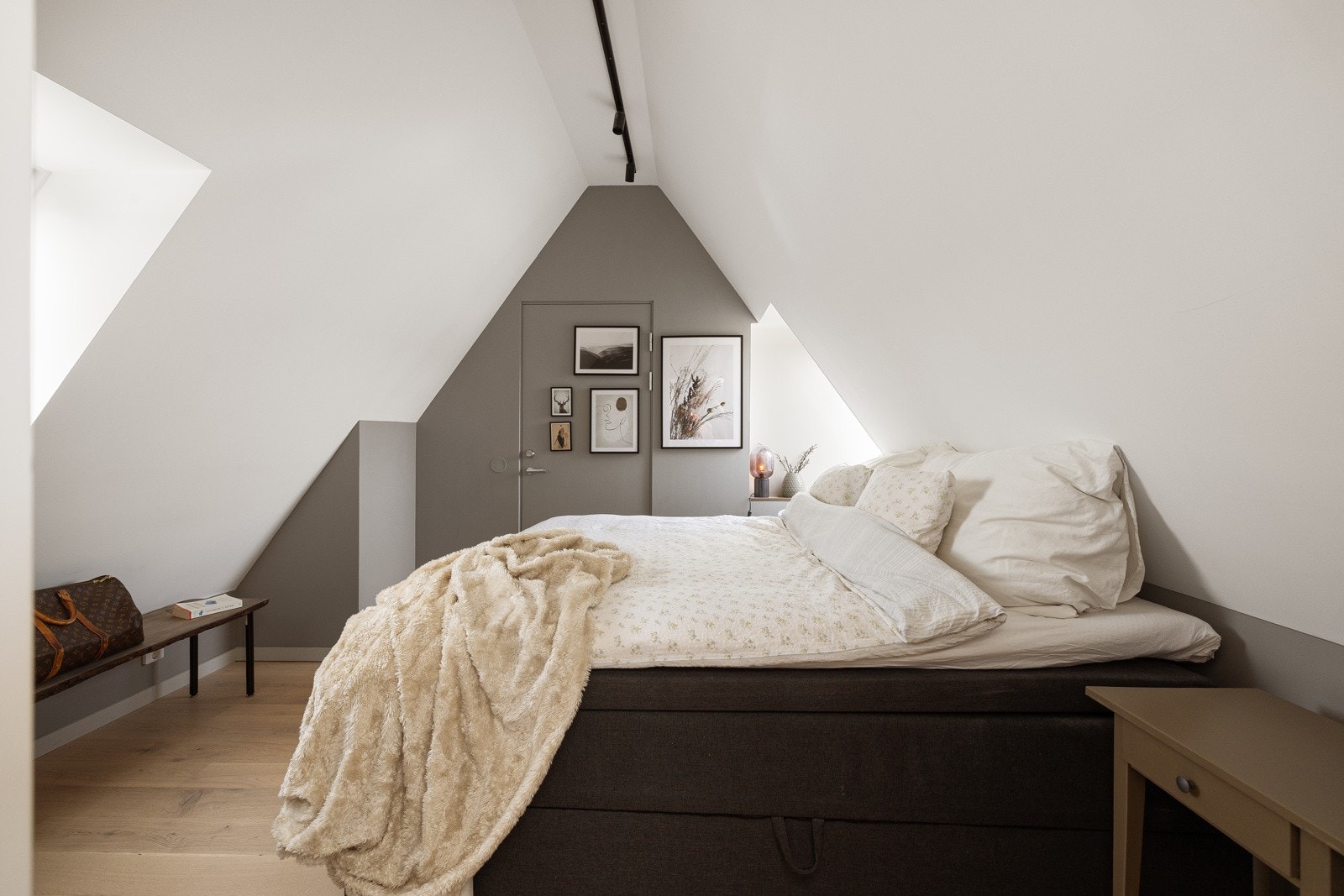 Hemsen har en romslig bod som i dag er innredet med et innbydende hovedsoverom. Rommet har direkte adkomst til rømningsvei ned til trapperom. Galleribilde