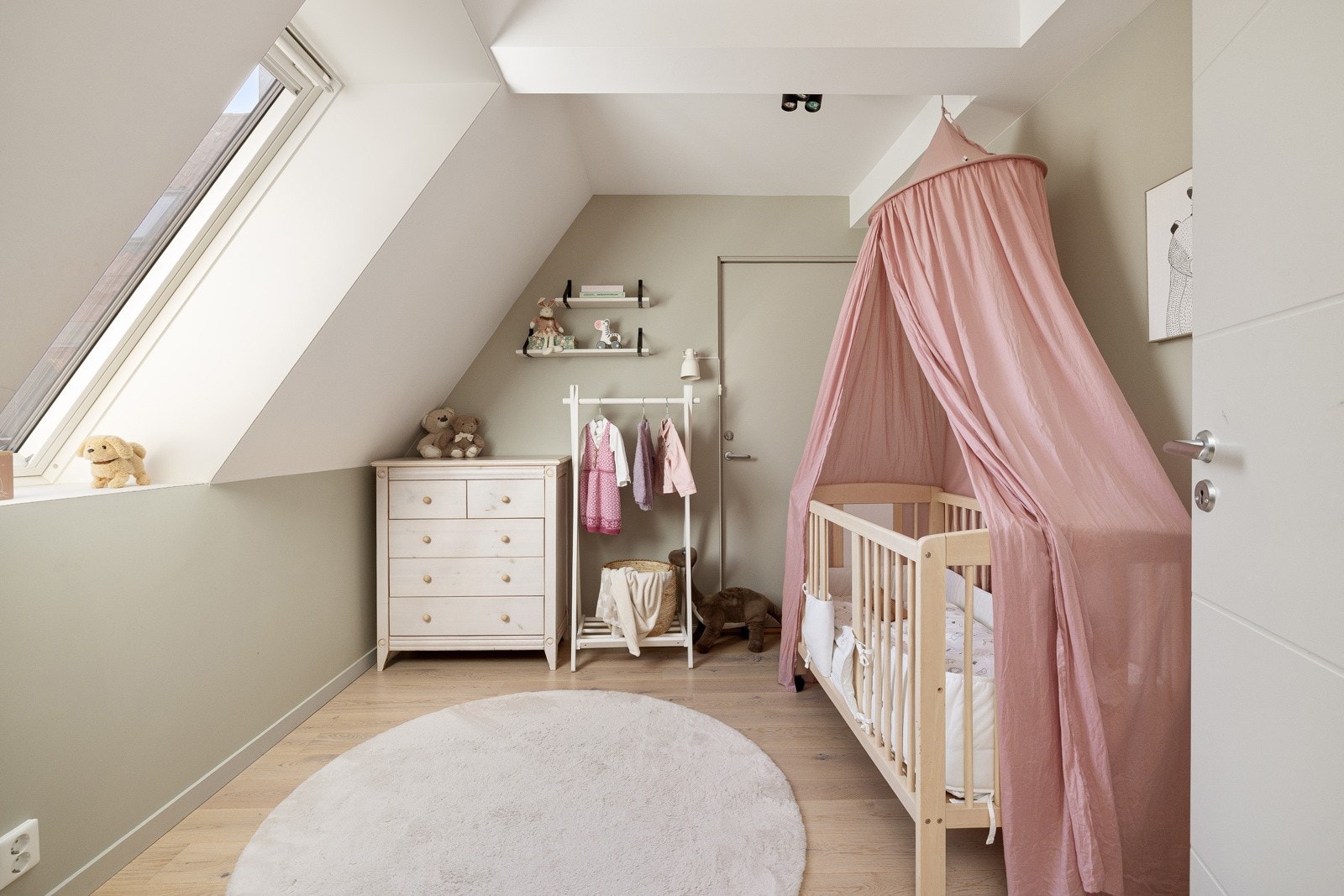 Soverom 1 er et lyst og fint rom som i dag er innredet som et nydelig barnerom. Høy standard fra 2019 med lys enstavs parkett på gulv, glatte overflater malt i en innbydende farge og skjult elektrisk anlegg. Galleribilde