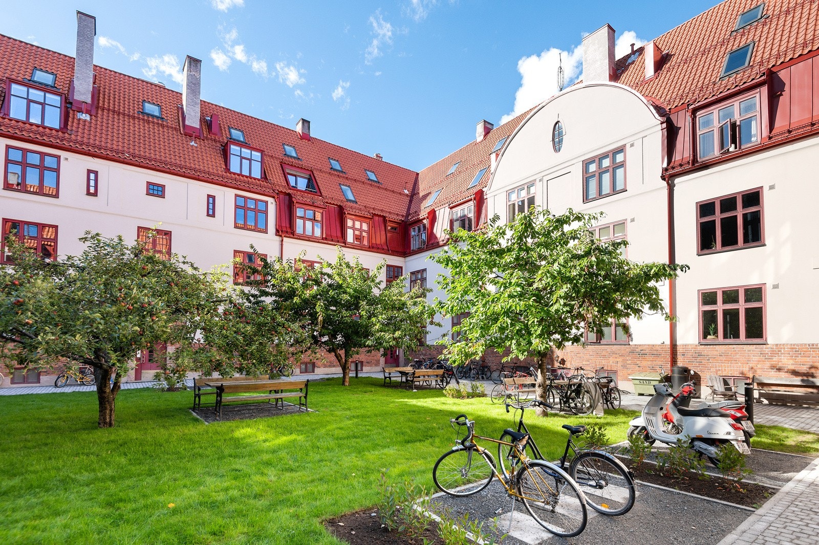 Felles områder har blant annet sykkelstativer, sittegrupper, belegningsstein og egen bakgård. Galleribilde