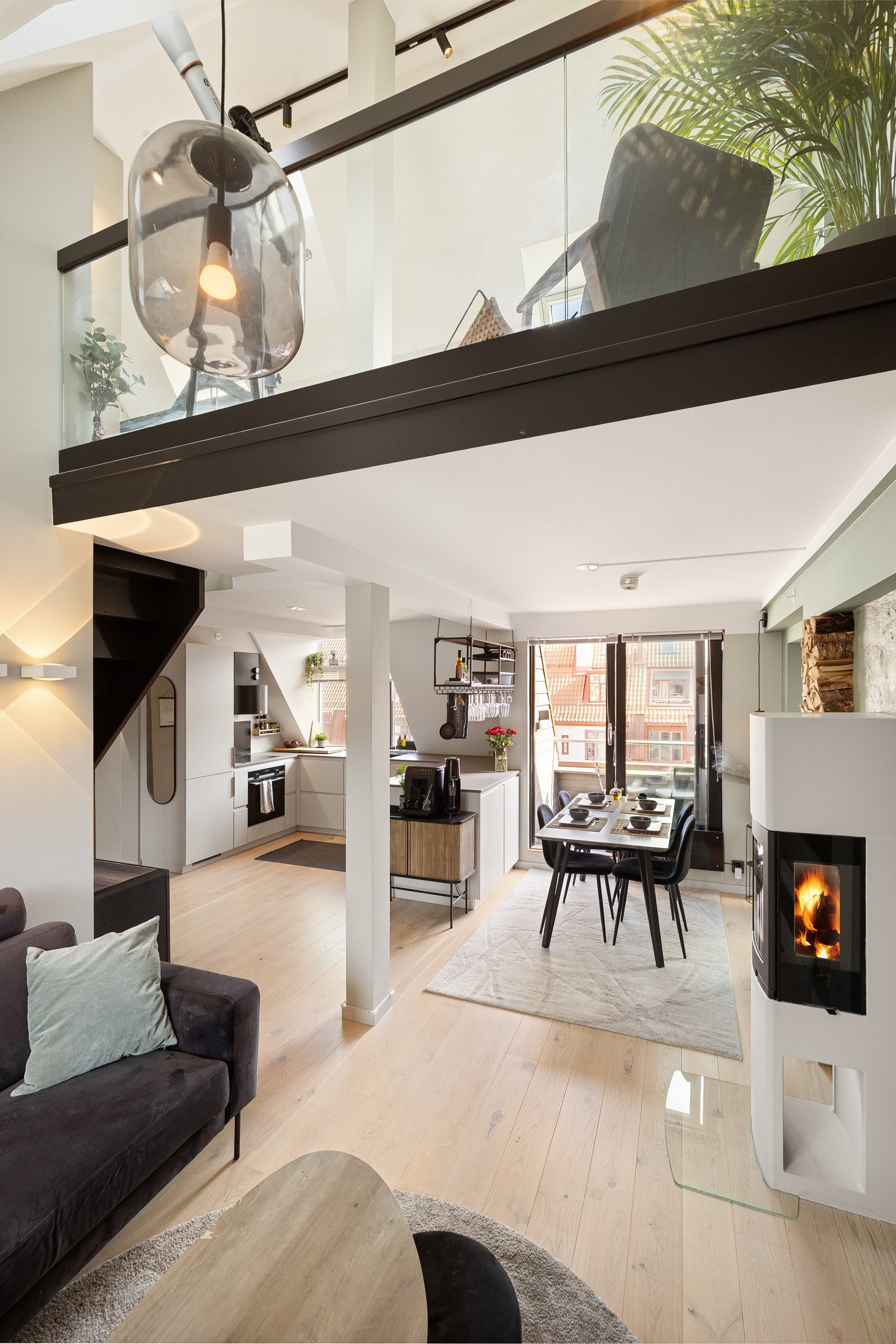 Fra stuen er det åpent opp mot hemsen som gir en ekstra god takhøyde og luftig romfølelse. Galleribilde