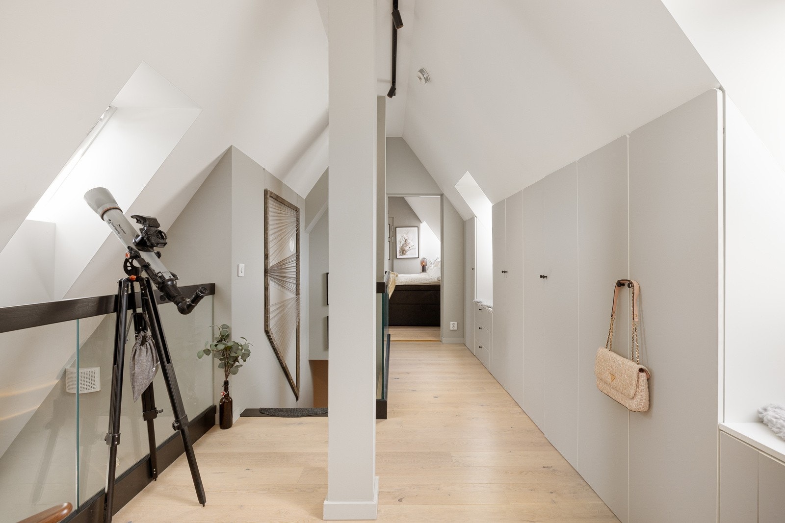 Hemsen har et gulvareal på ca. 31m² og er innredet med gang/garderobe, bod benyttet som soverom og teknisk rom. Galleribilde