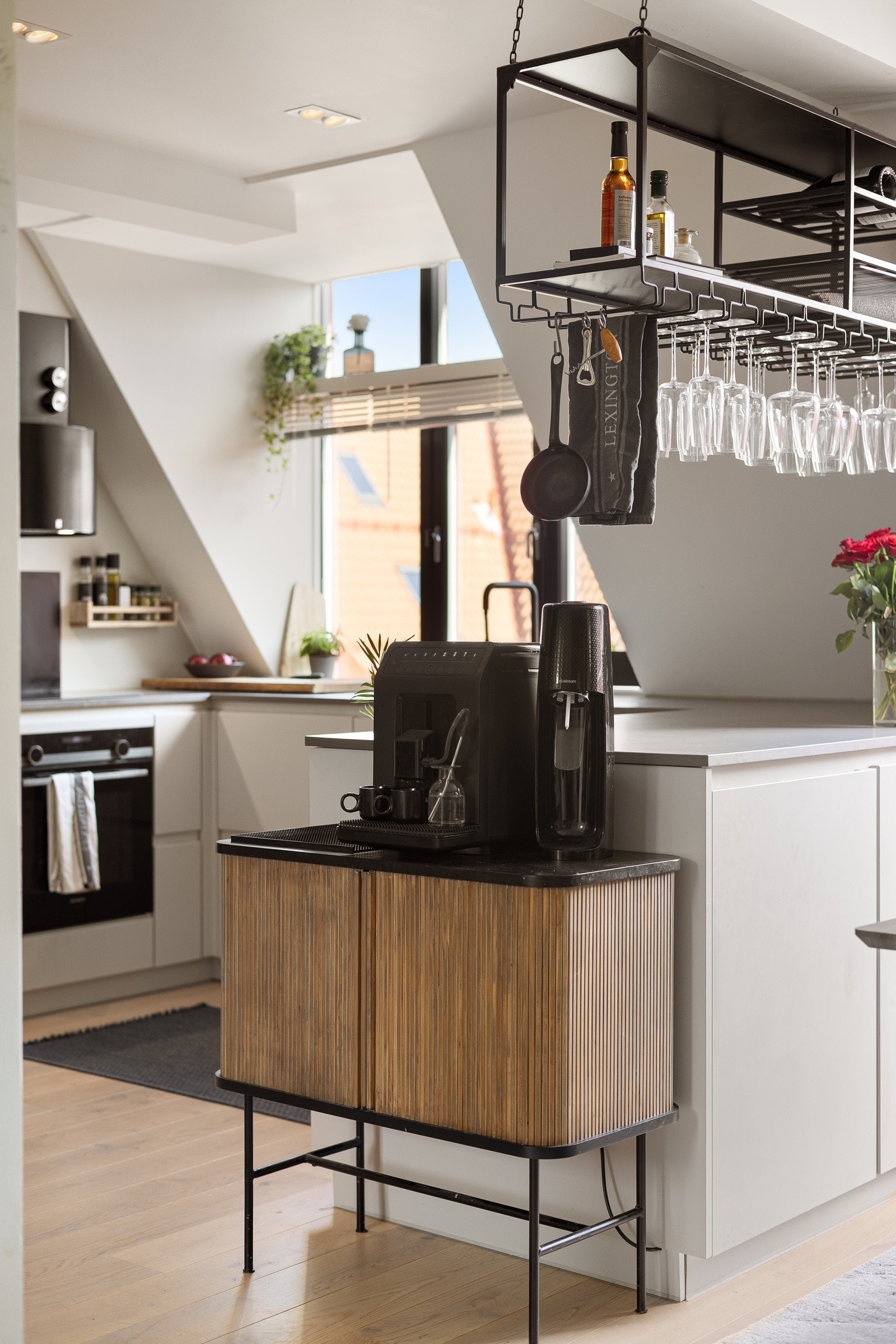 Kjøkkenet ligger i en fin delvis åpen løsning med stuen, adskilt og samtidig åpent og sosialt. Galleribilde