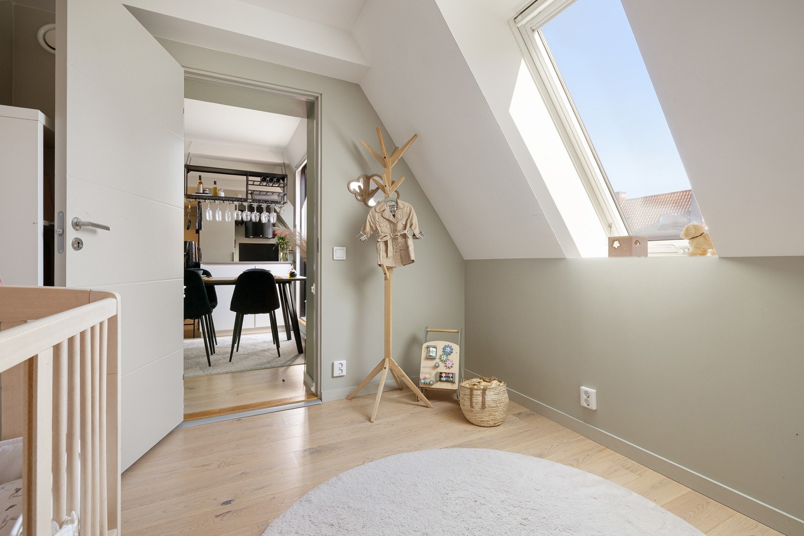 Det store takvinduet slipper inn rikelig med naturlig lys, samtidig som det er lite innsyn og himmelrikt utsyn. Soverommet vender ut mot rolig bakgård som sørger for en god natts søvn. Galleribilde