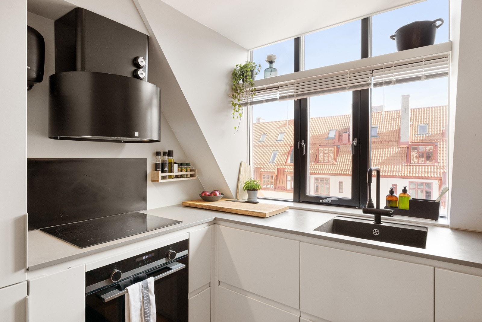 Praktisk med plate i benkeryggen ved platetoppen. Det er også montert komfyrvakt og lekkasjestopper. Galleribilde