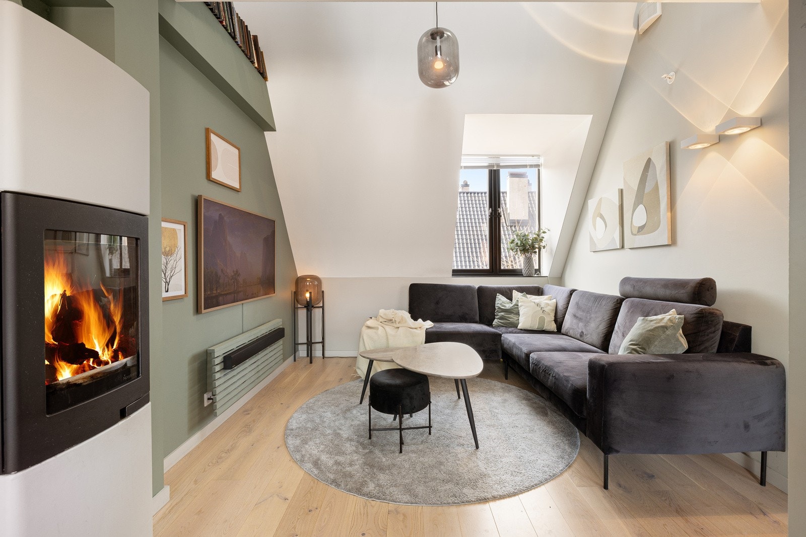 Stuen er det naturlige oppholdsrommet i leiligheten, og er et stort, lyst og fint rom. Galleribilde