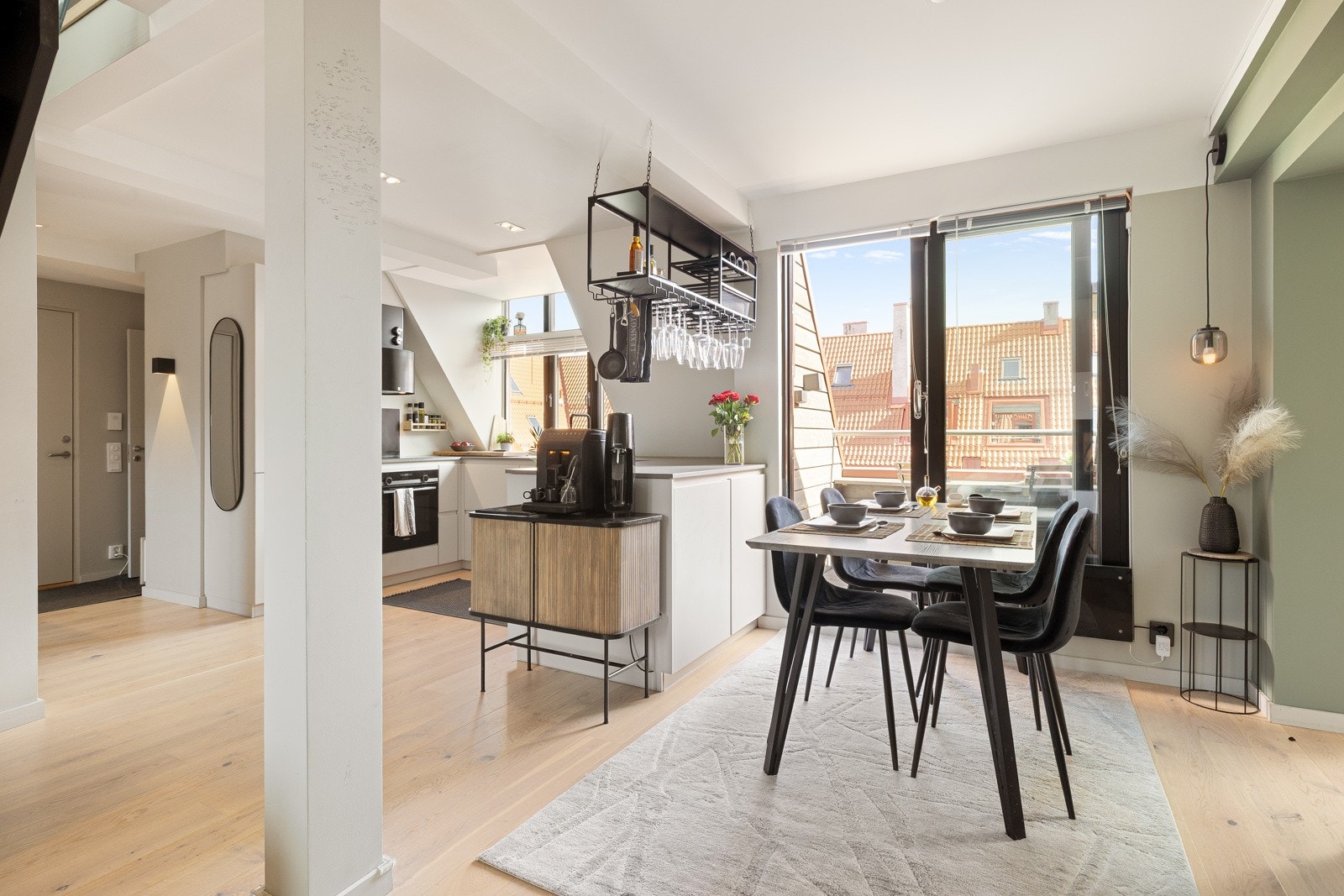 Beliggenheten i byggets loftsetasje med gjennomgående lysinnslipp sørger for fint naturlig lys, samtidig som det er minimalt med innsyn. Galleribilde