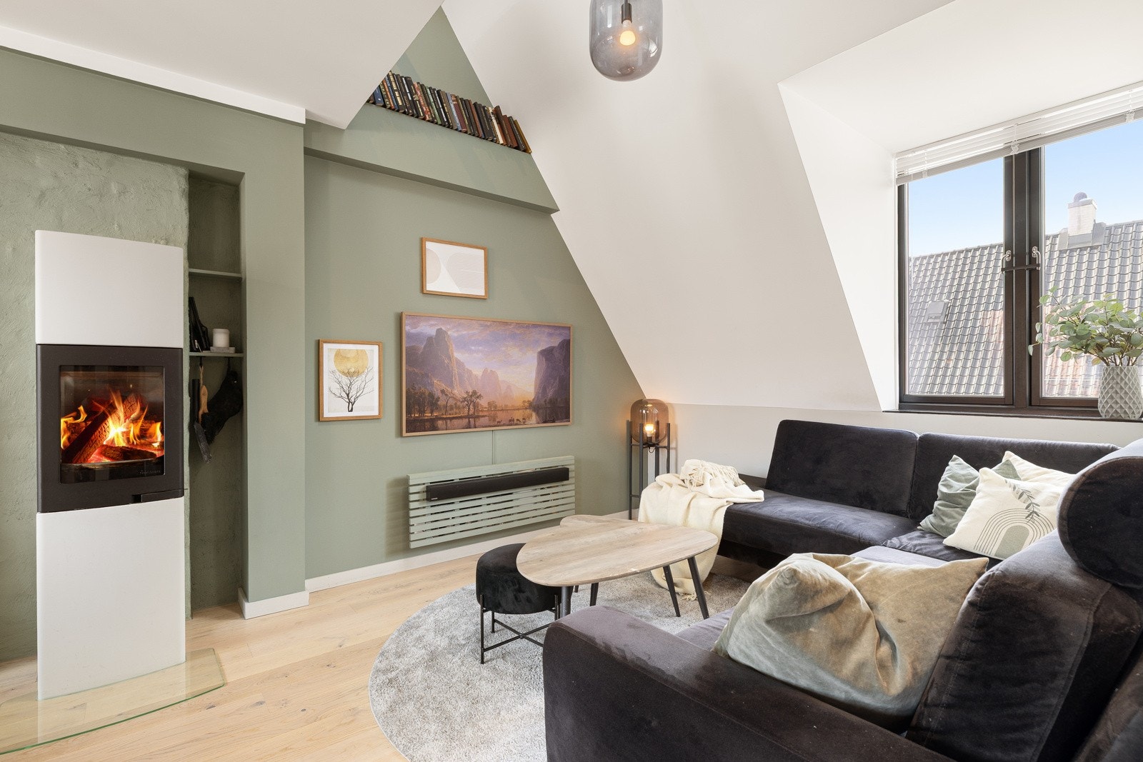 Som et fint midtpunkt i stuen har du en lekker peisovn fra 2021 som både gir god varme og bidrar til ekstra hygge på kaldere høst- og vinterdager. Galleribilde