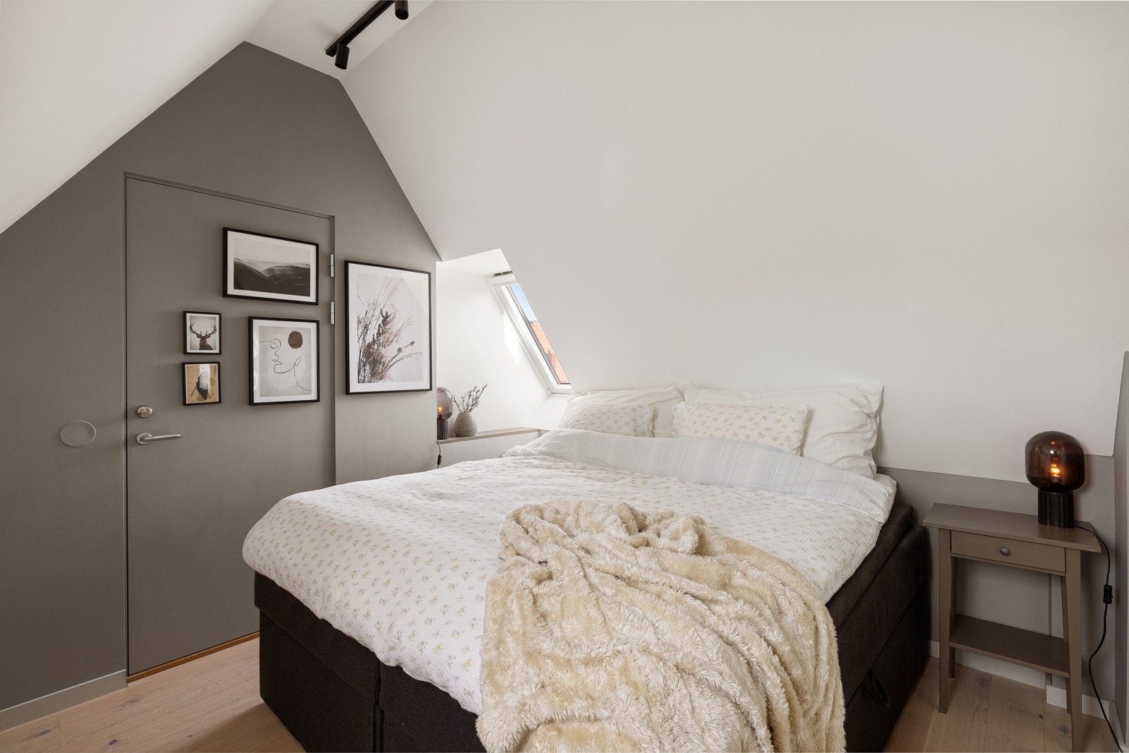 Det gjøres oppmerksom på at rommet er definert som bod i byggetegningene og er derfor ikke godkjent som rom for varig opphold. Rommet har direkte adkomst til rømningsvei ned til trapperom. Galleribilde