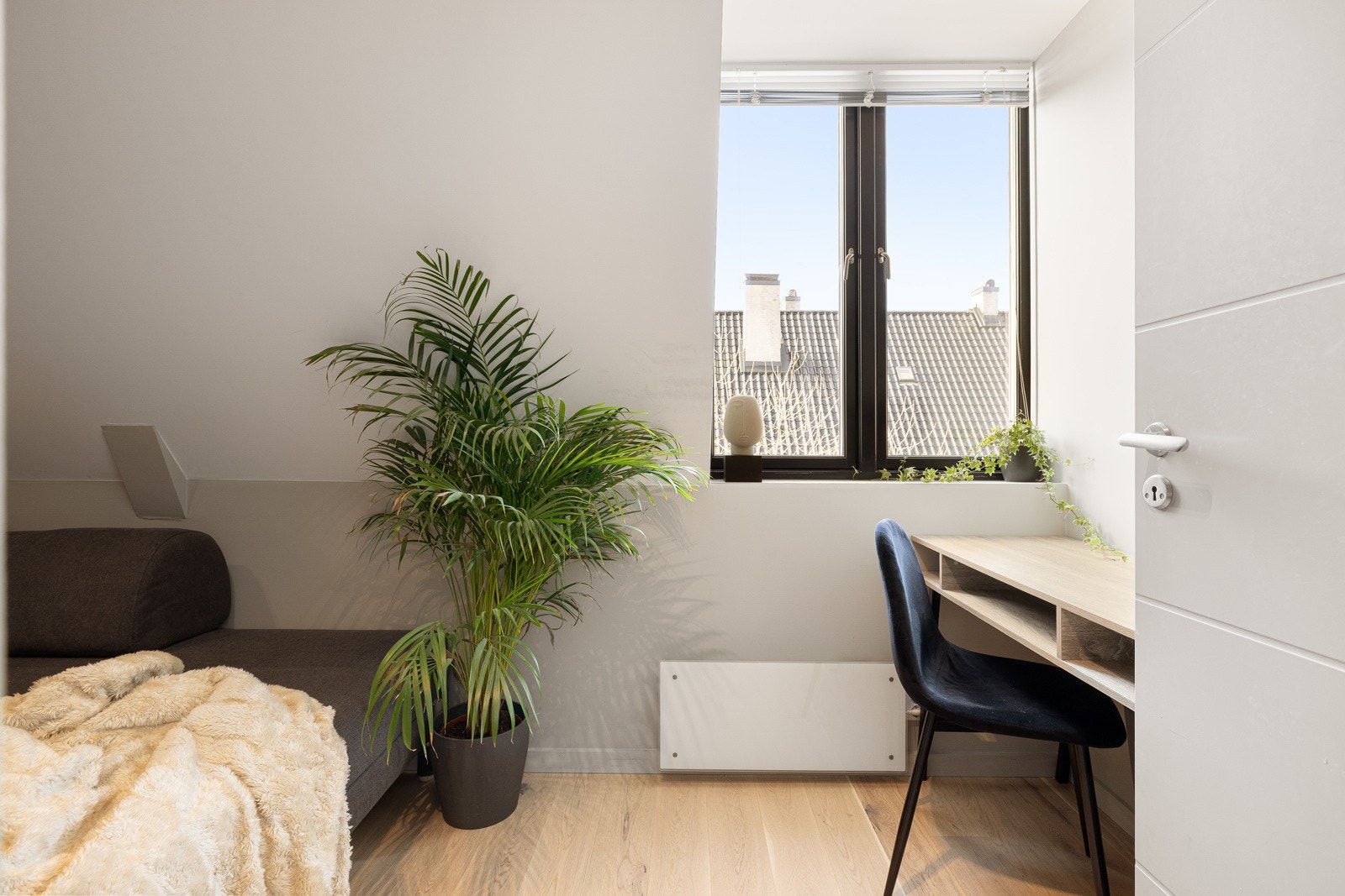 Soverom 2 har adkomst fra entréen og er i dag innredet som et kombinert gjesterom/kontor med garderobe. Høy standard med lys enstavs parkett på gulv, glatte malte overflater, skjult elektrisk anlegg og downlights i himlingen. Galleribilde