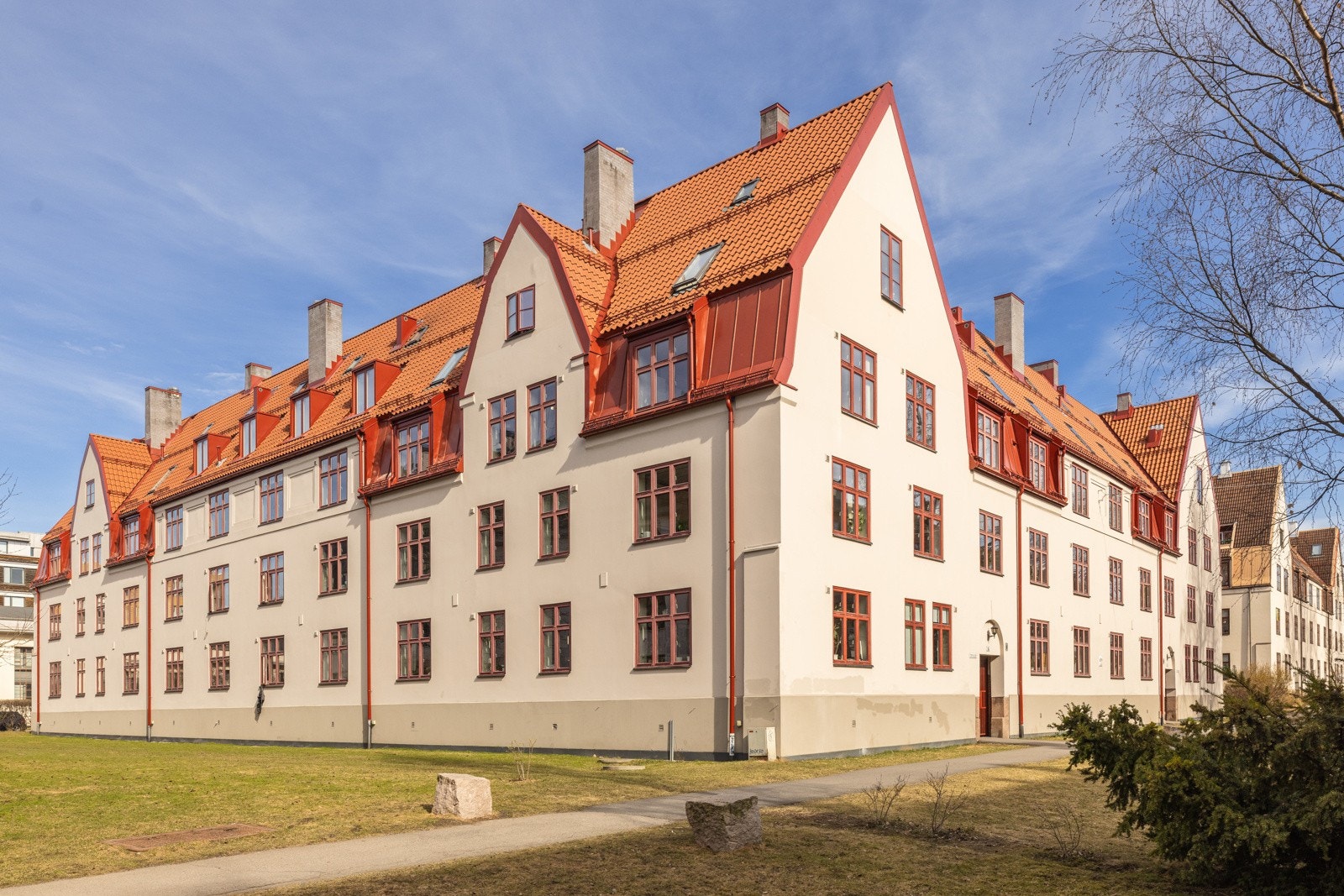 Leiligheten ligger sentralt, men tilbaketrukket i et attraktivt boligområde på Bjølsen, nær Nydalen og Sagene. Det er flere koselige kaféer og spisesteder i umiddelbar nærhet, samt gangavstand til BI og Storo Storsenter. Galleribilde