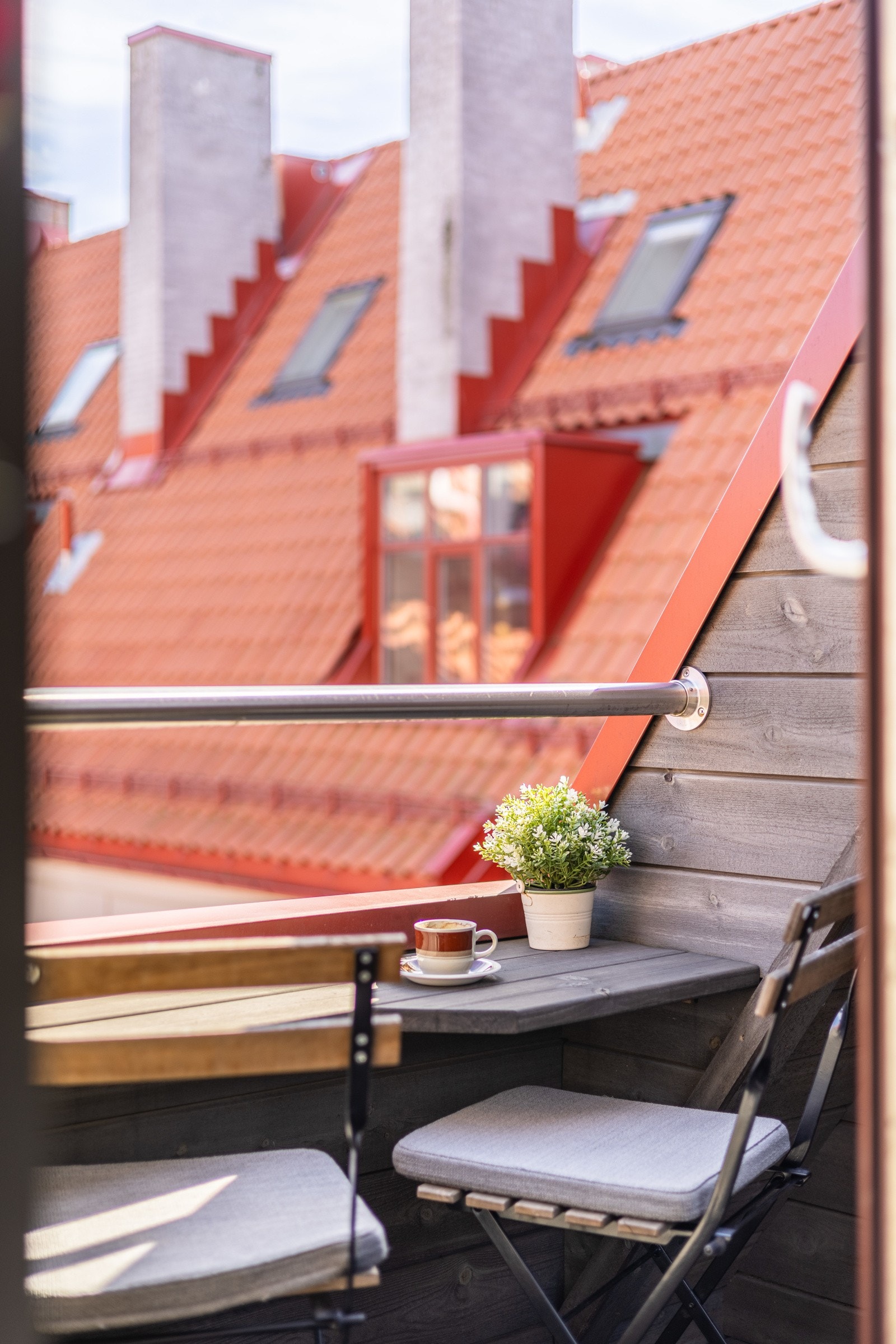 Fra spisestuen har du en utgang til en hyggelig sydøstvendt balkong på ca. 2m². Galleribilde