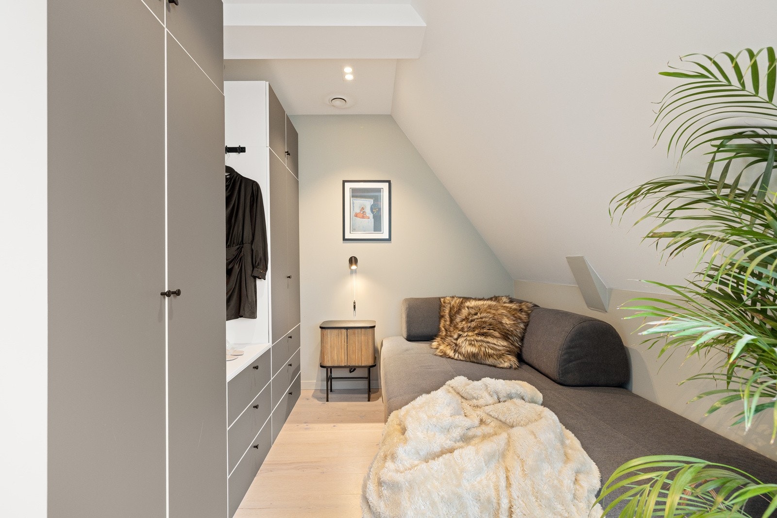 Rikelig med oppbevaringsplass i stor og flott garderobeløsning med skap, skuffer og oppheng. Galleribilde